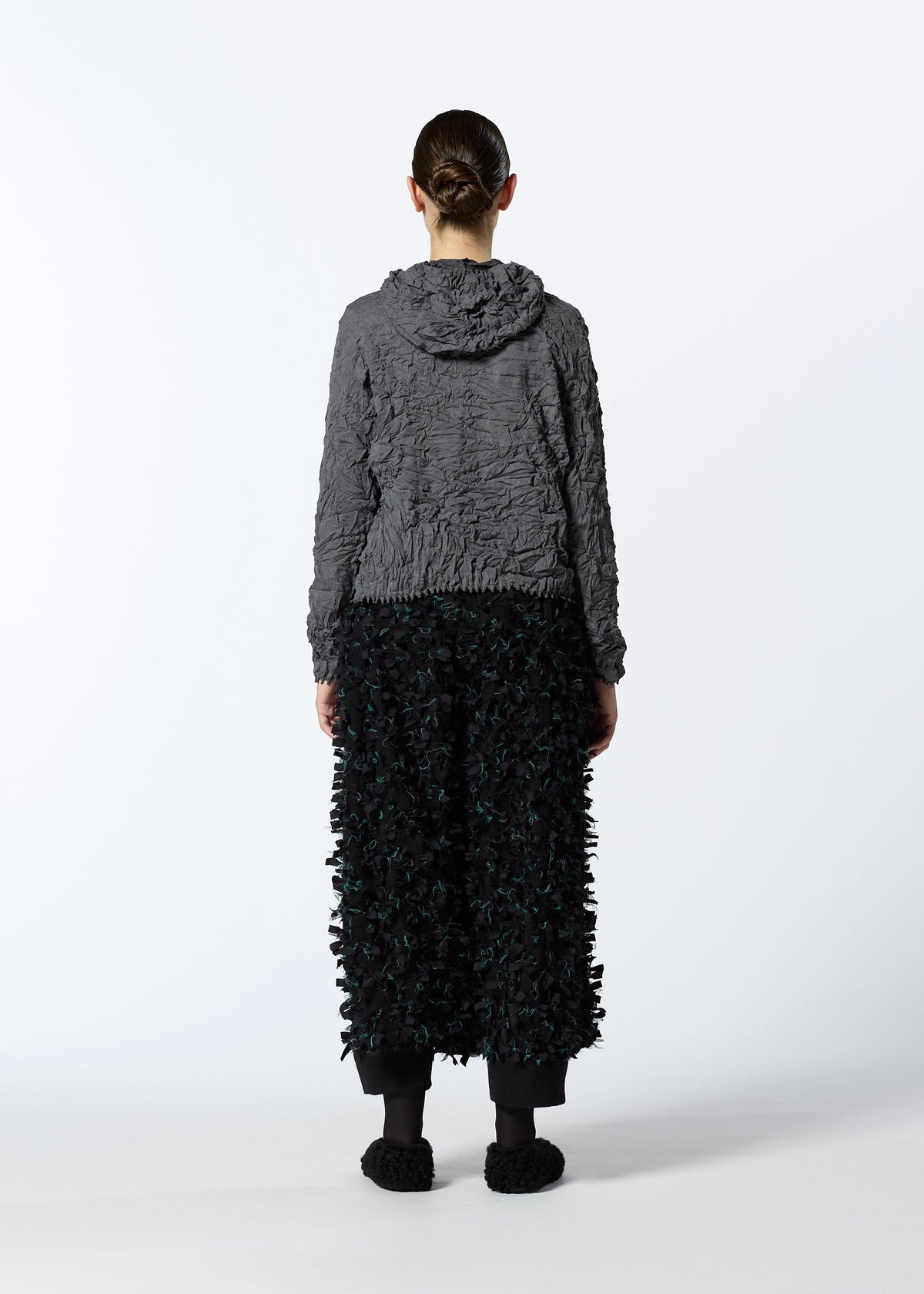 A model wears the HAAT KUMO SHIBORI KNIT clothing.