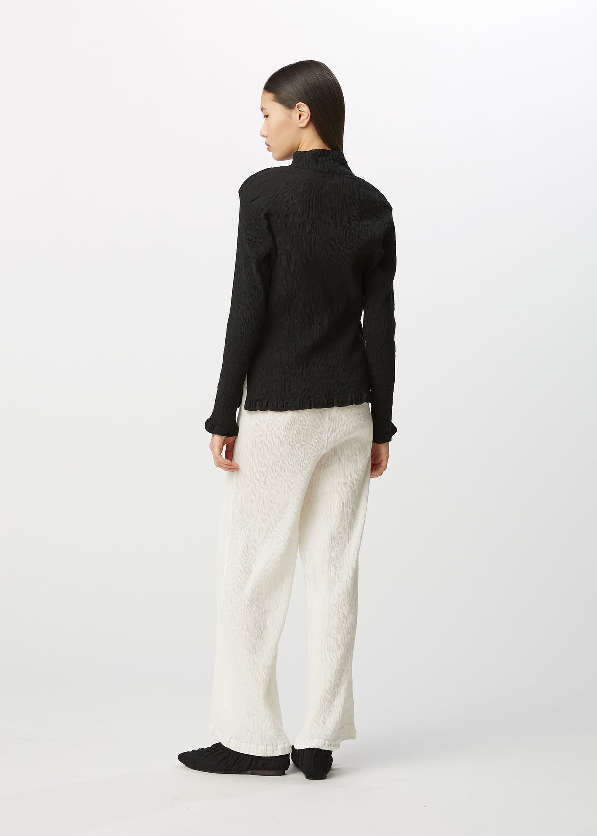 A model wears the HAAT  KYO CHIJIMI BASIC top