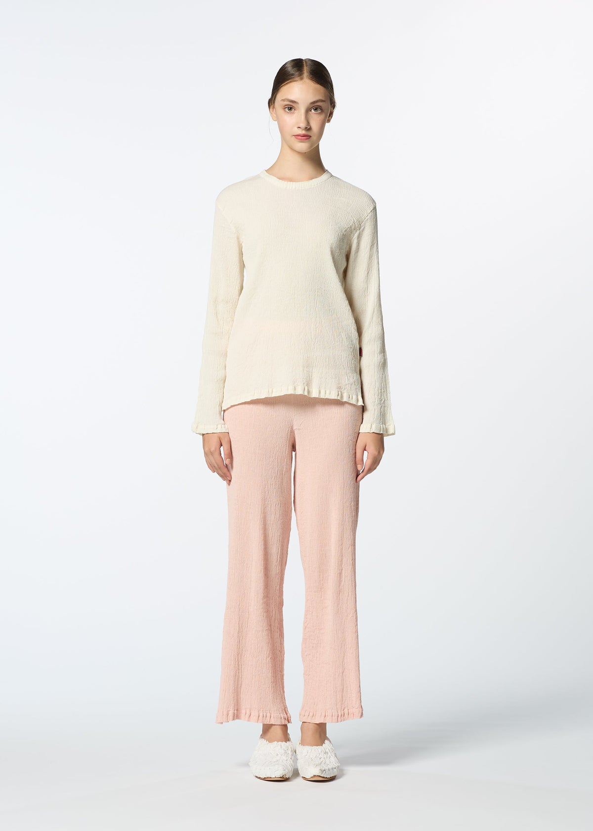 A model wears the HAAT KYO CHIJIMI FEBRUARY trousers.