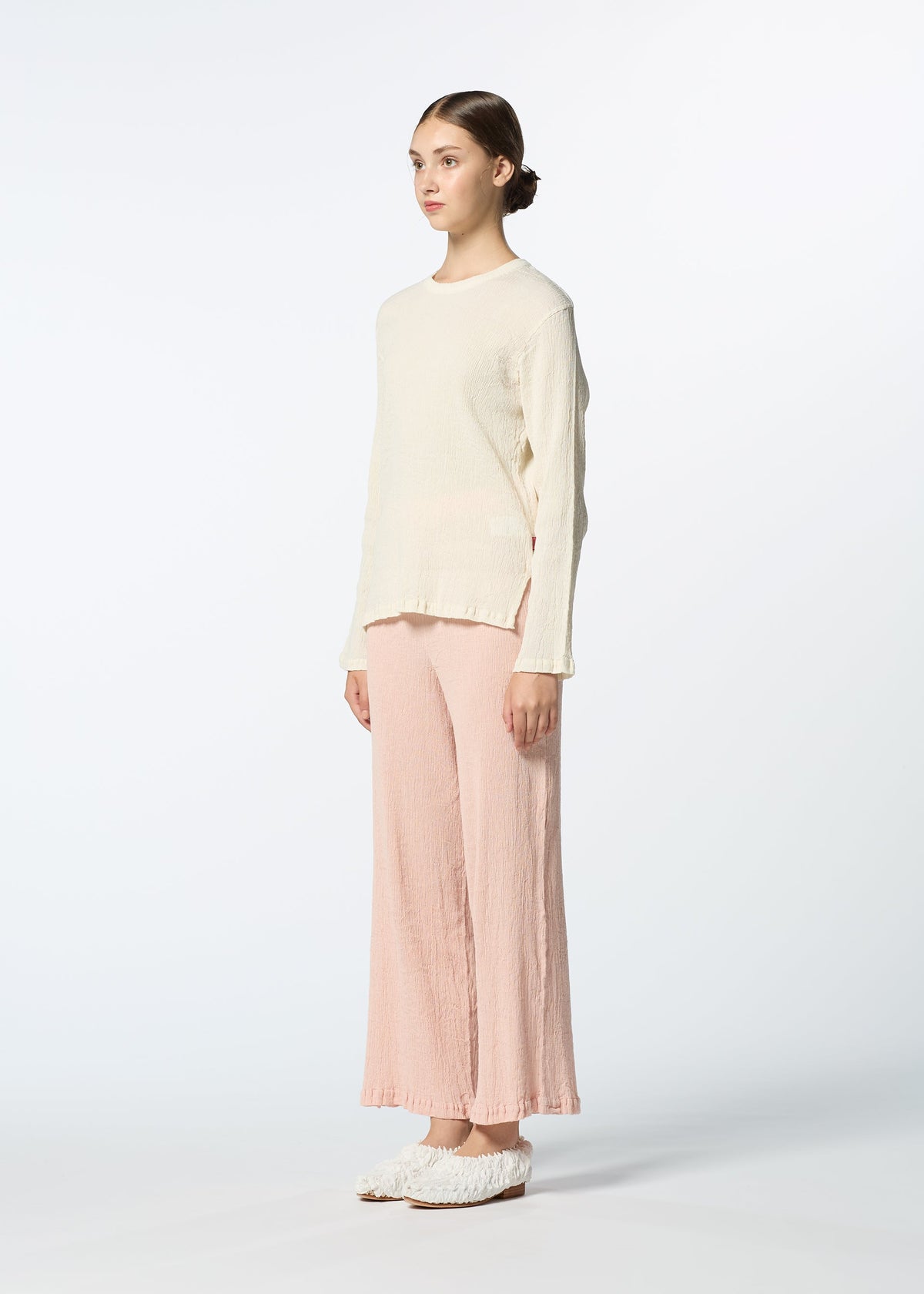 A model wears the HAAT KYO CHIJIMI FEBRUARY trousers.
