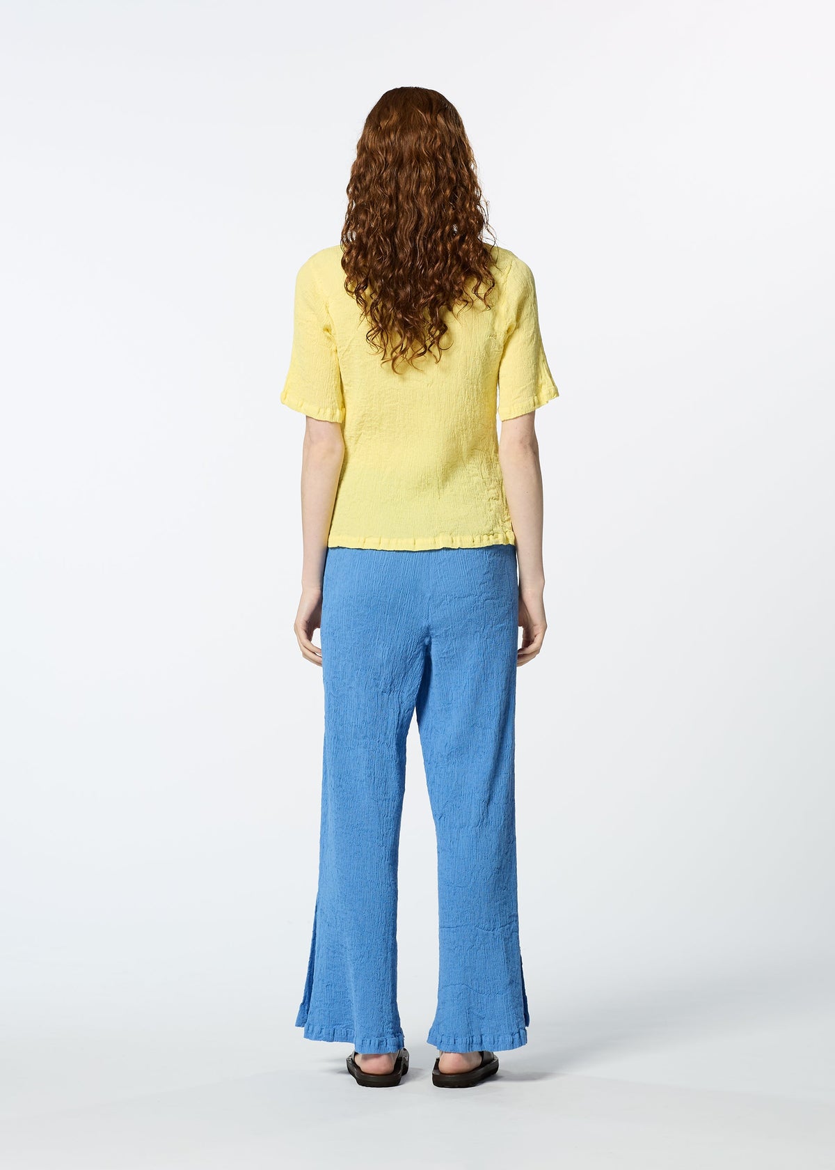 A model wears the HAAT KYO CHIJIMI MAY trousers.