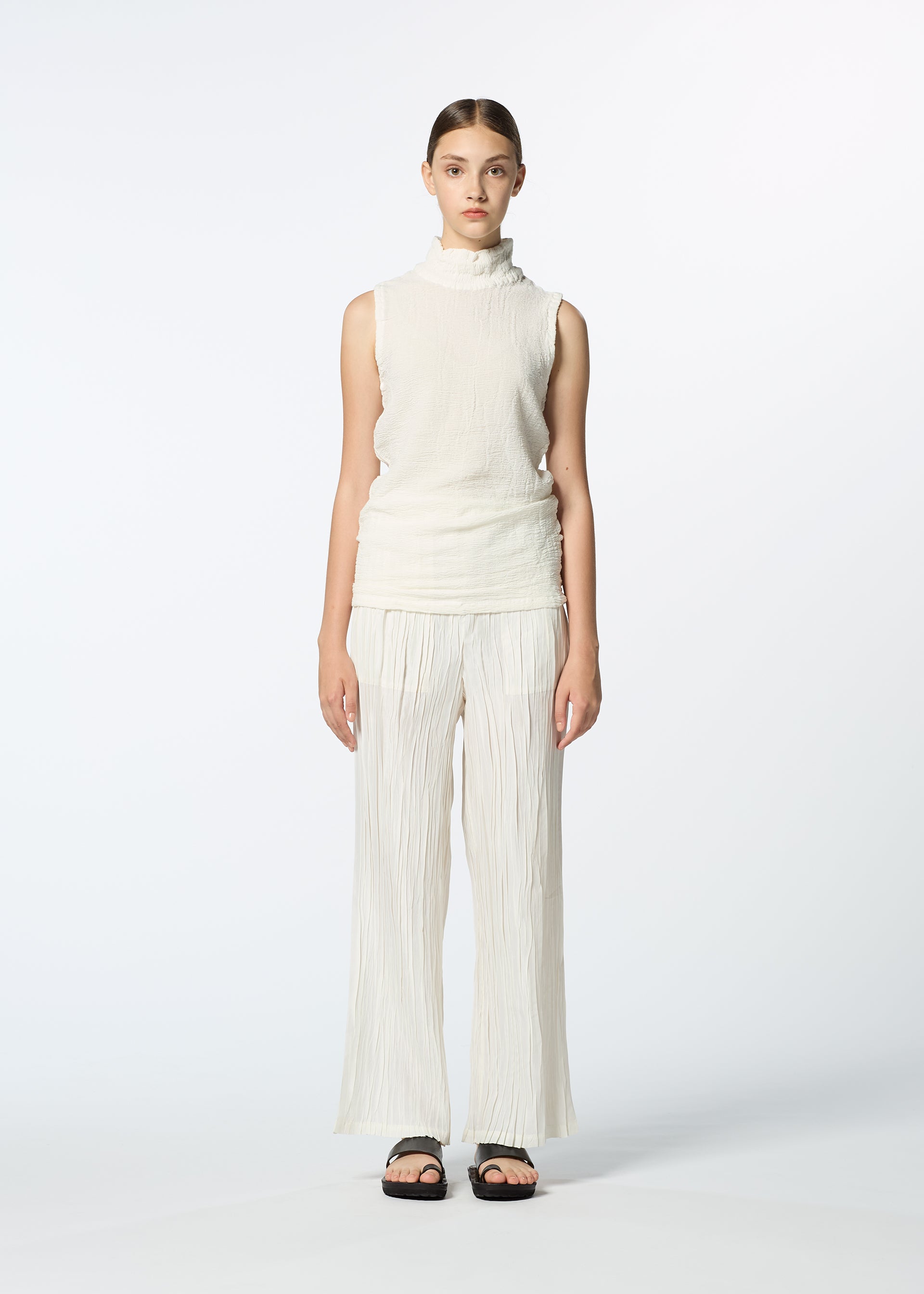 A model wears the HaaT SHIBARI BOTTOM shibari-bottom-trousers-white.