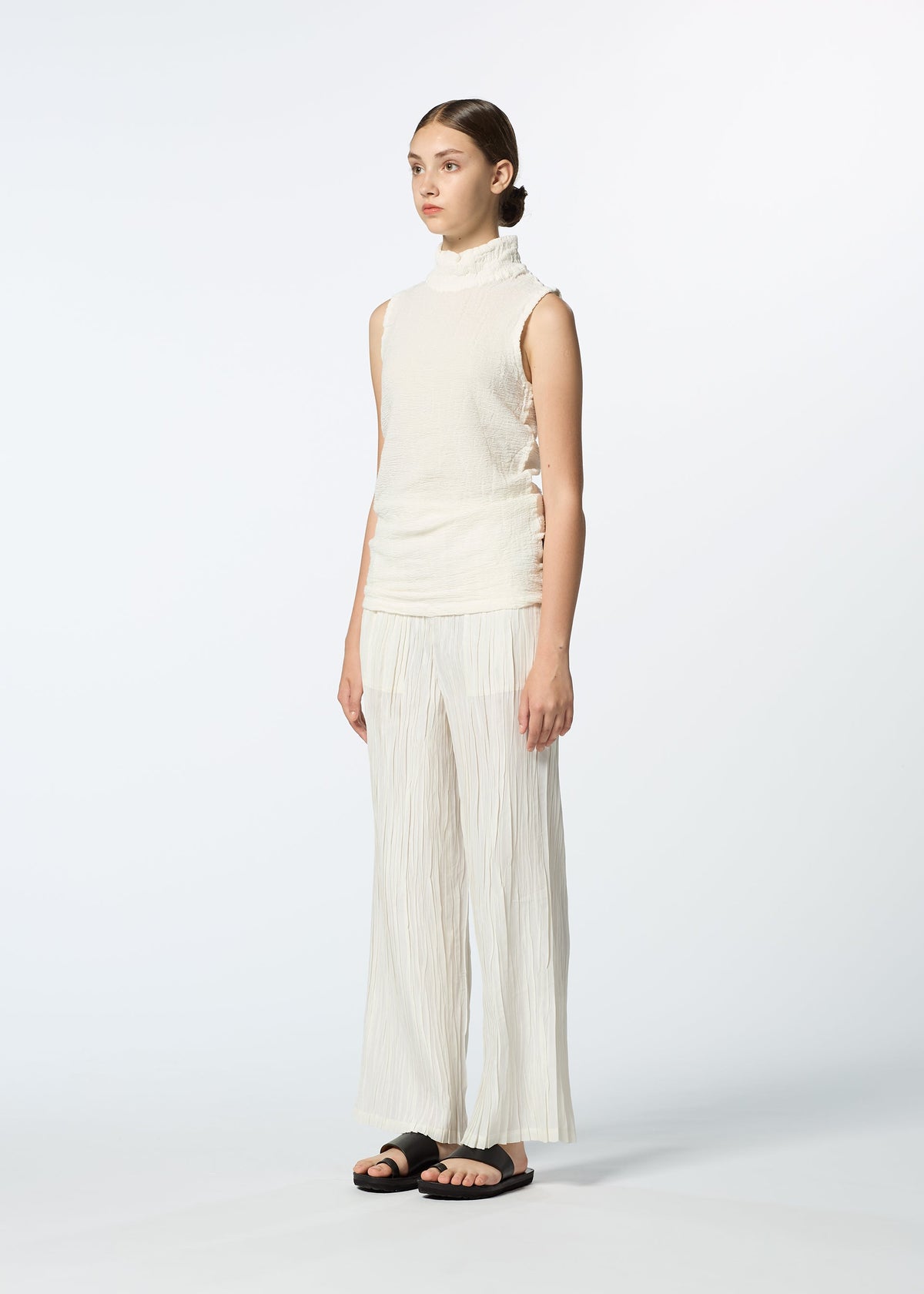 A model wears the HaaT SHIBARI BOTTOM shibari-bottom-trousers-black.