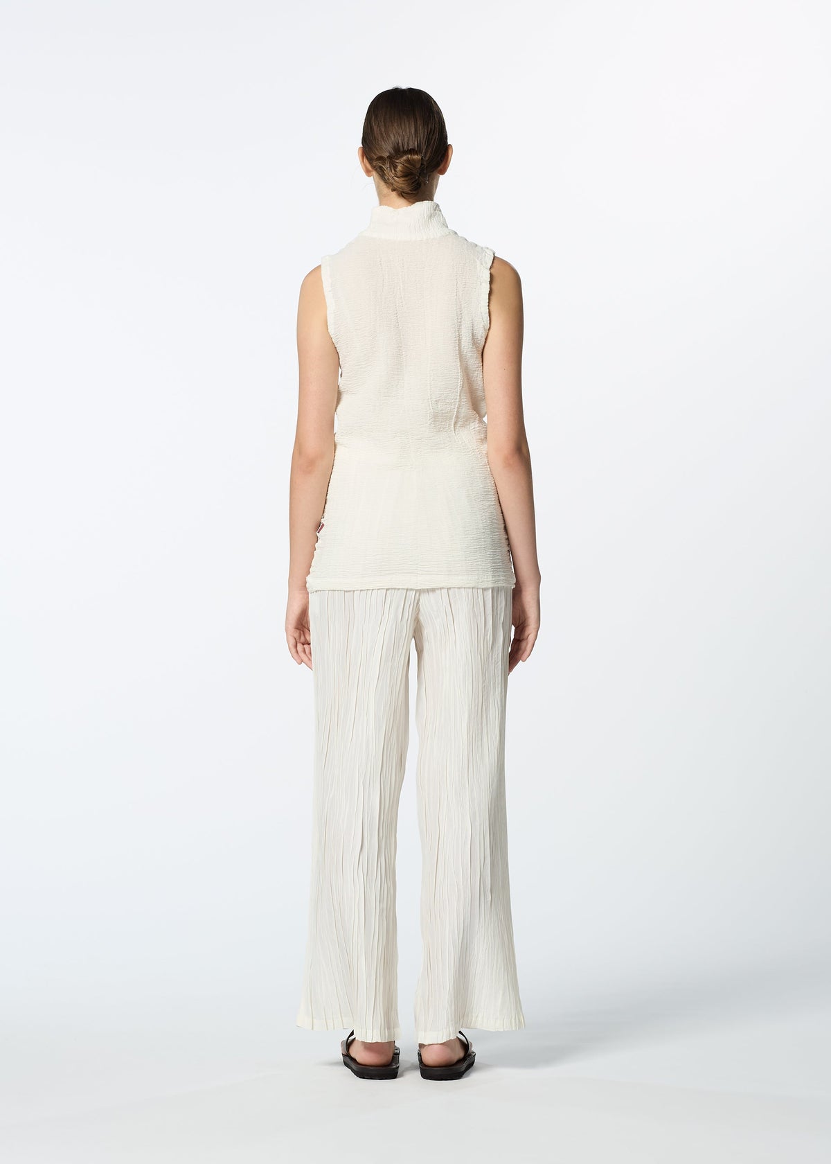 A model wears the HaaT SHIBARI BOTTOM shibari-bottom-trousers-white.