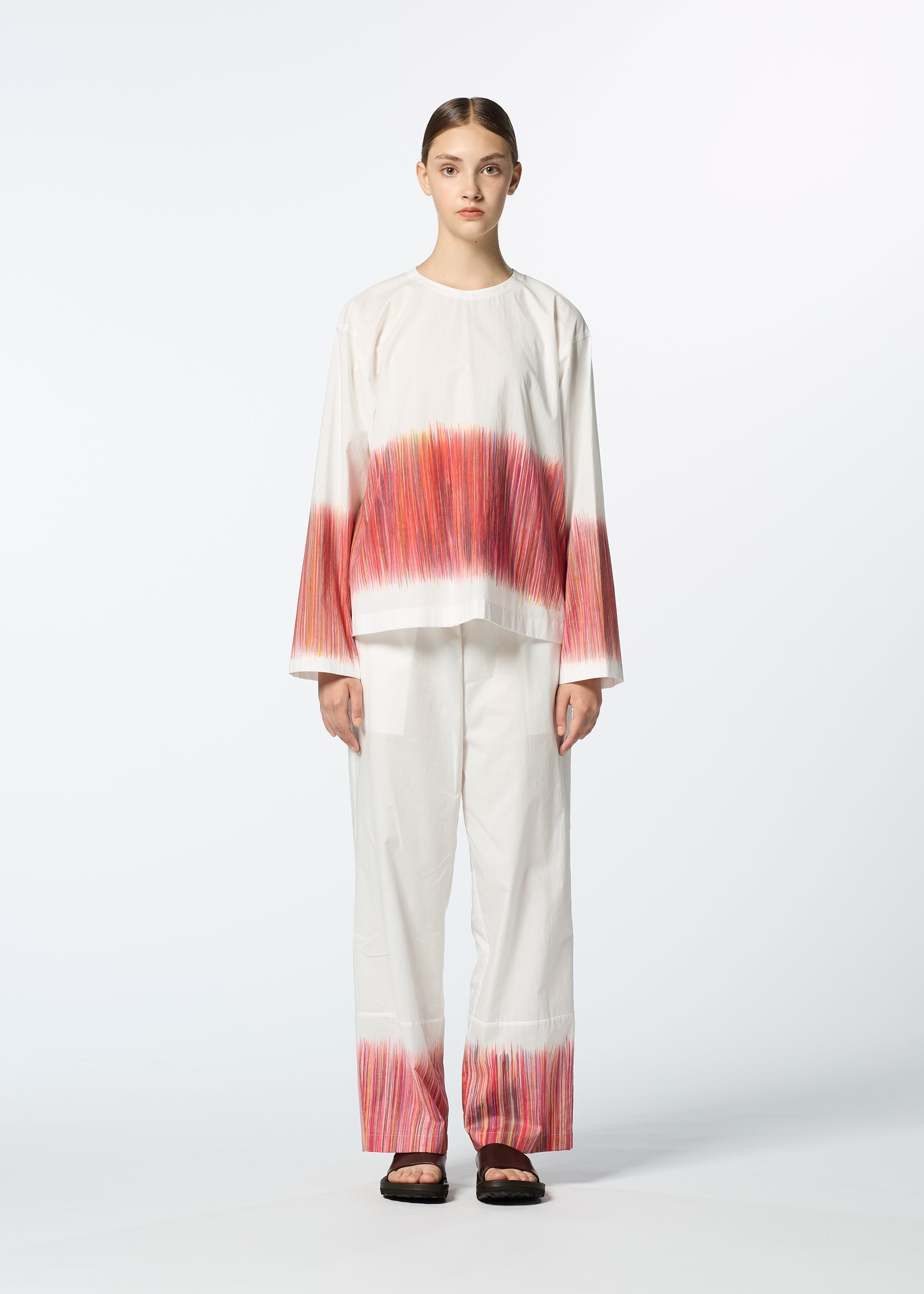 A model wears the HaaT SAZANAMI sazanami-trousers-blue.