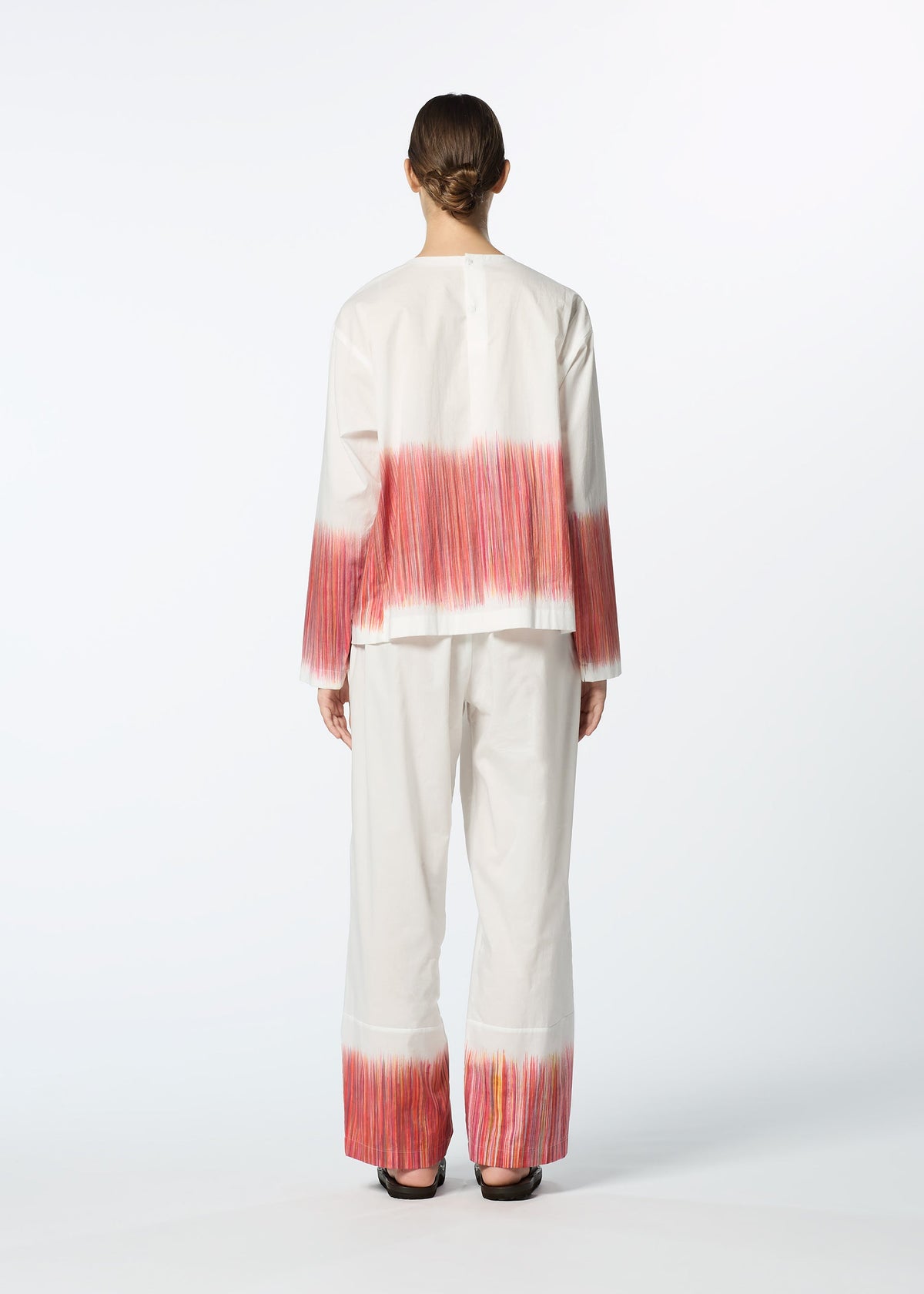 A model wears the HaaT SAZANAMI sazanami-trousers-red.