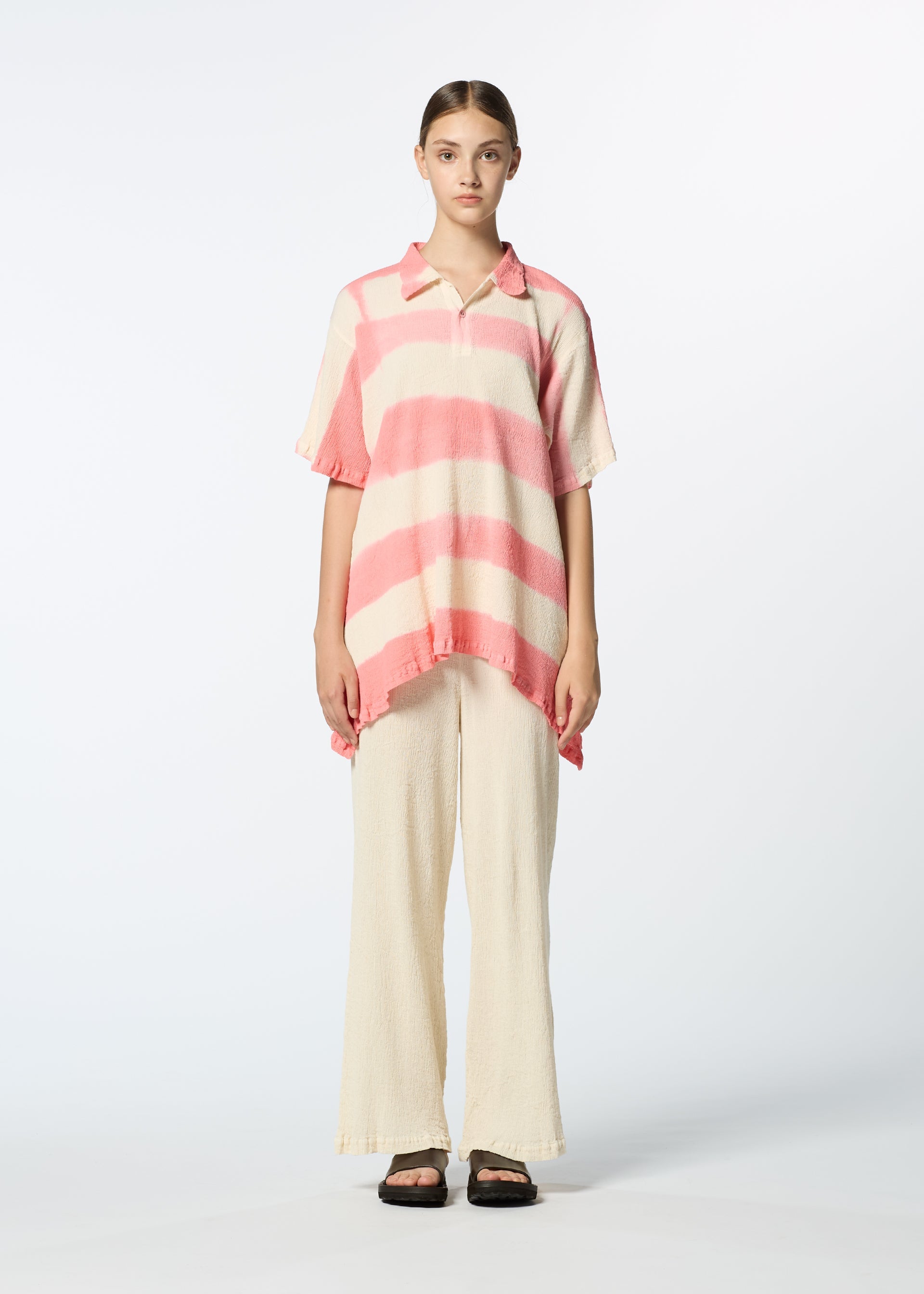 A model wears the HAAT KYO CHIJIMI ITAJIME trousers.