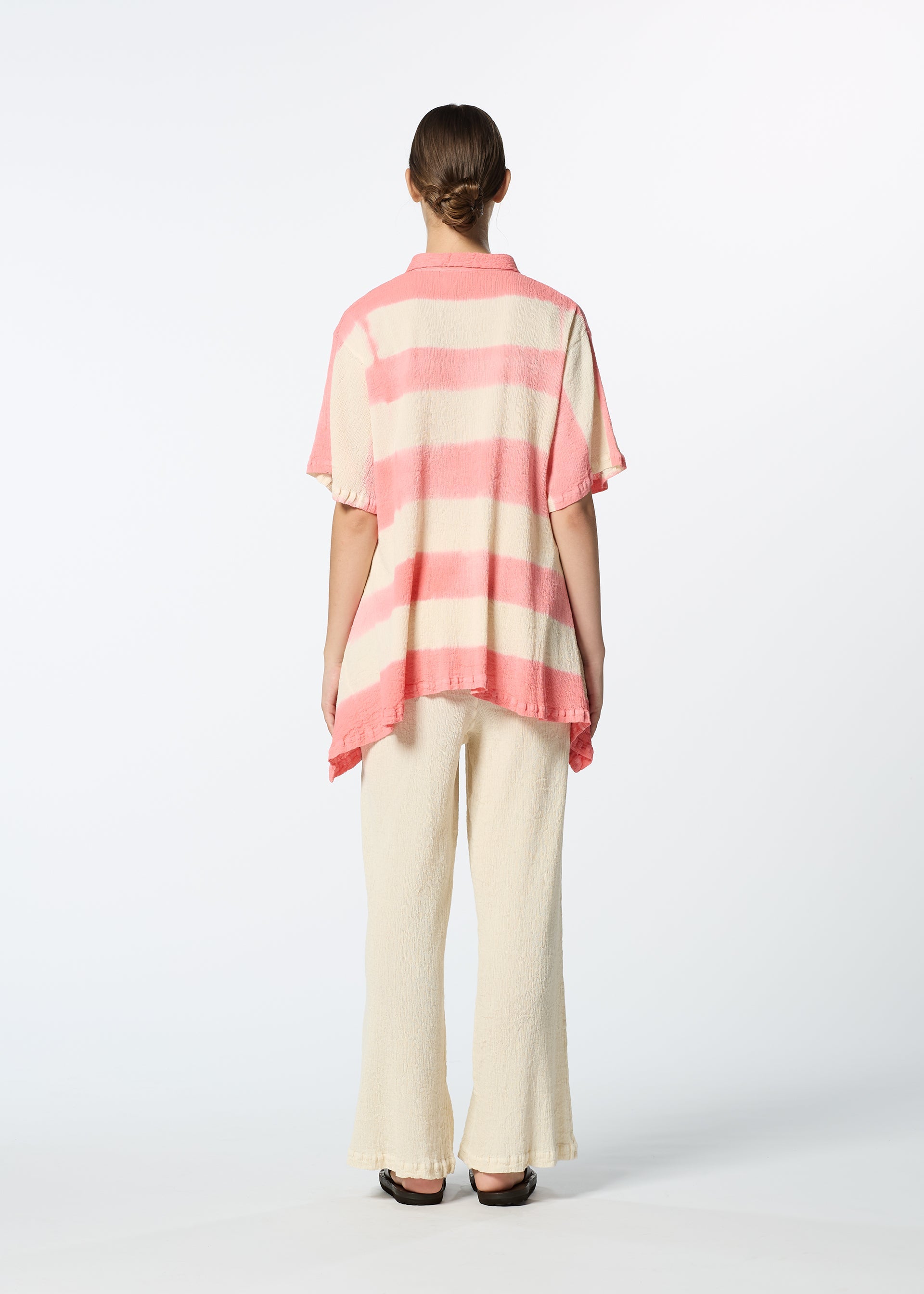 A model wears the HAAT KYO CHIJIMI ITAJIME trousers.