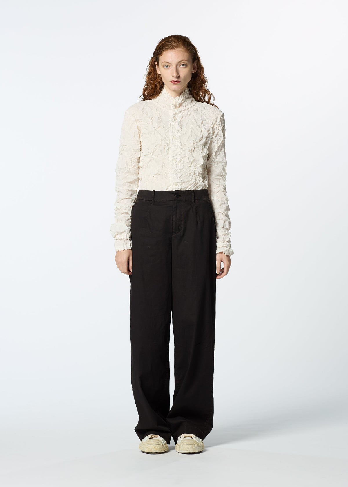 A model wears the HAAT TENMOKU BOTTOM trousers.