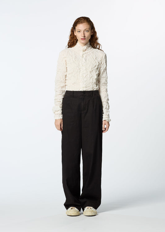 A model wears the HAAT TENMOKU BOTTOM trousers.