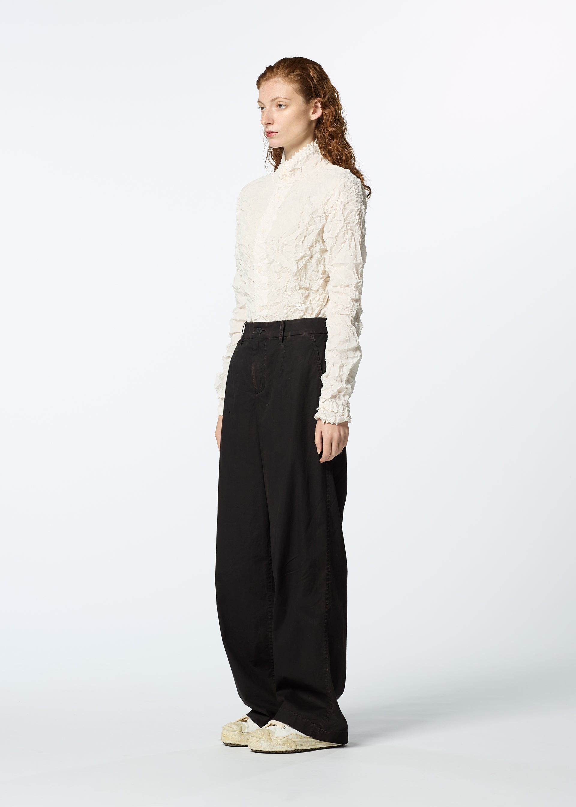 A model wears the HAAT TENMOKU BOTTOM trousers.
