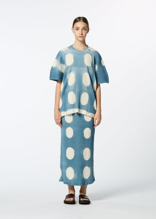 A model wears the HAAT KYO CHIJIMI ITAJIME skirt.