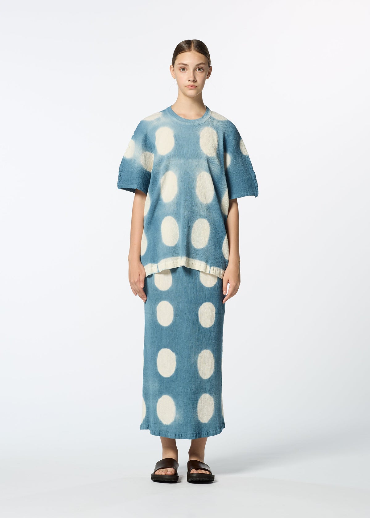 A model wears the HAAT KYO CHIJIMI ITAJIME skirt.