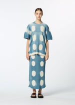 A model wears the HAAT KYO CHIJIMI ITAJIME skirt.