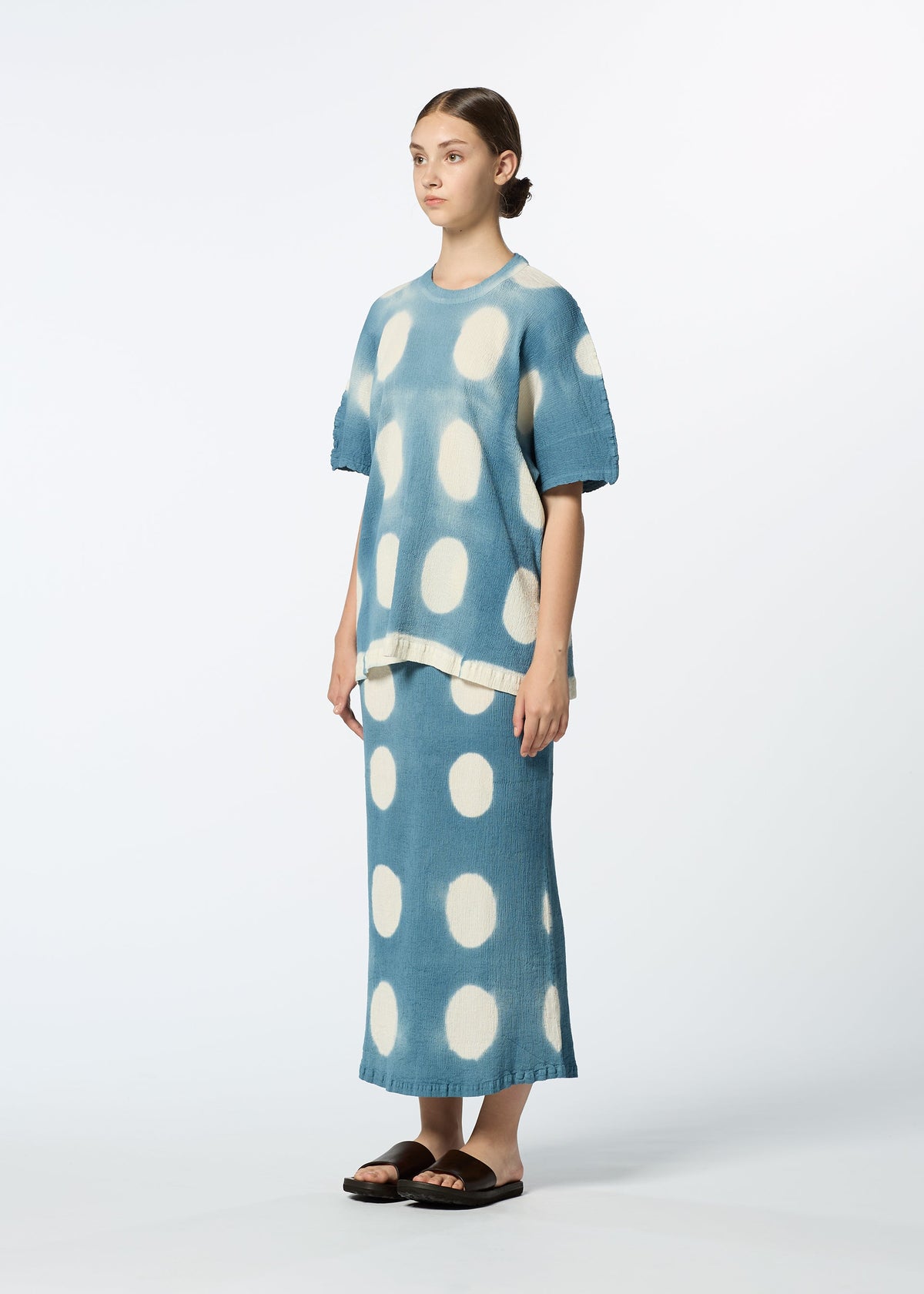 A model wears the HAAT KYO CHIJIMI ITAJIME skirt.