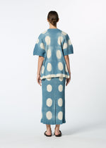 A model wears the HAAT KYO CHIJIMI ITAJIME skirt.