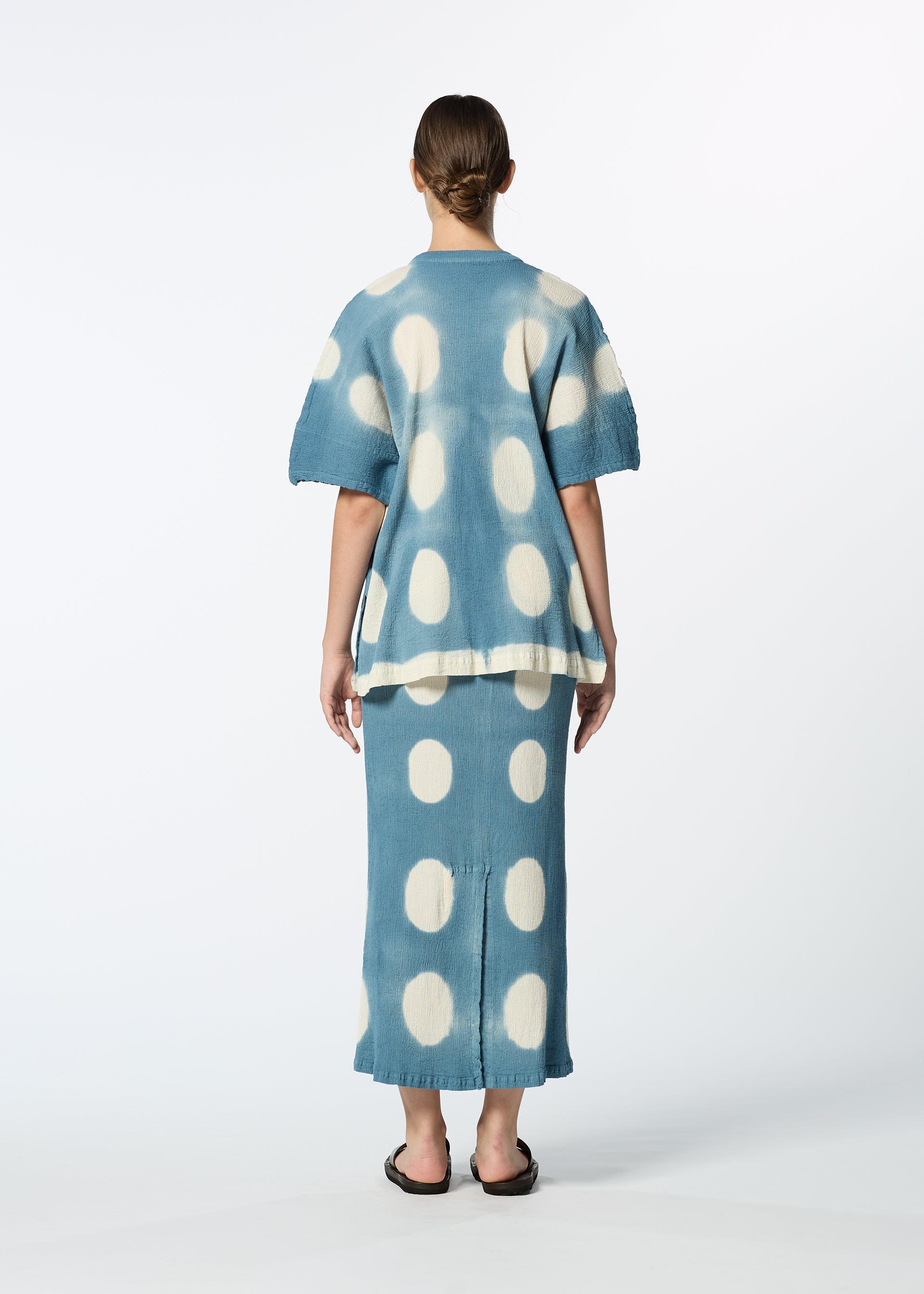 A model wears the HAAT KYO CHIJIMI ITAJIME skirt.