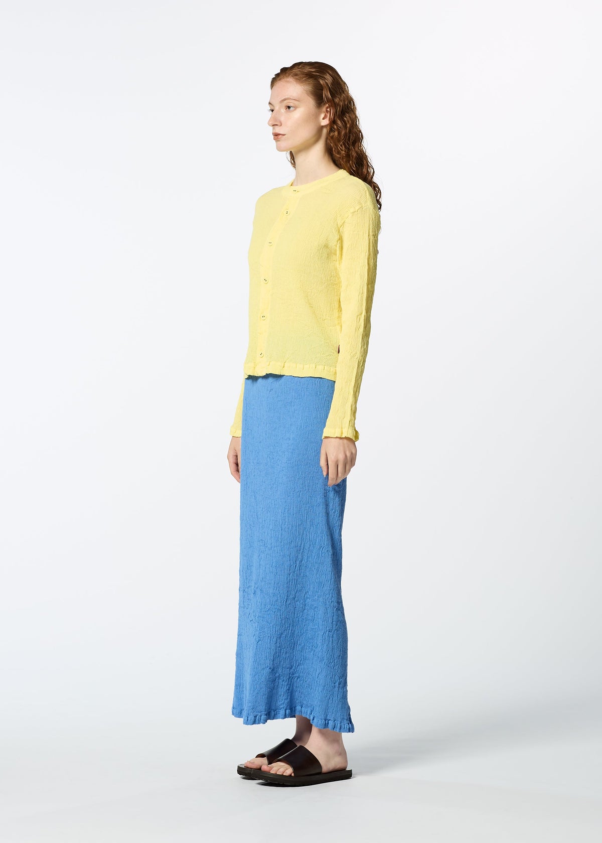 A model wears the HAAT KYO CHIJIMI MAY skirt.