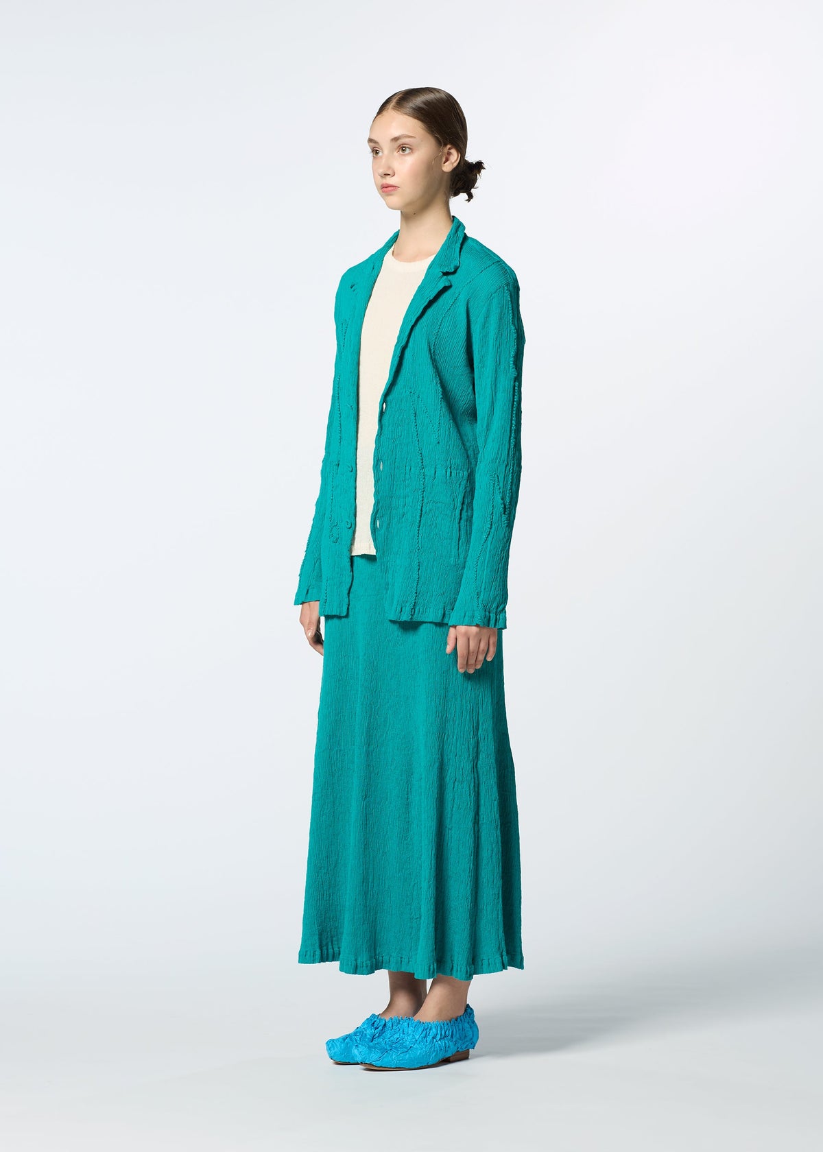 A model wears the HAAT KYO CHIJIMI EMB skirt.