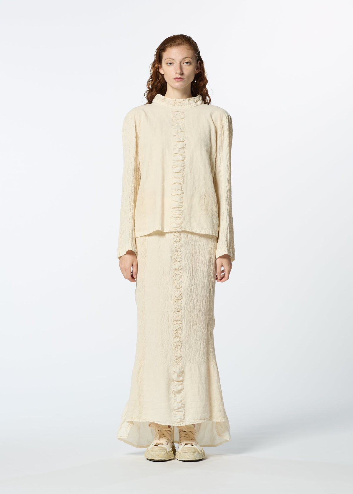 A model wears the HAAT TENMOKU COTTON skirt.
