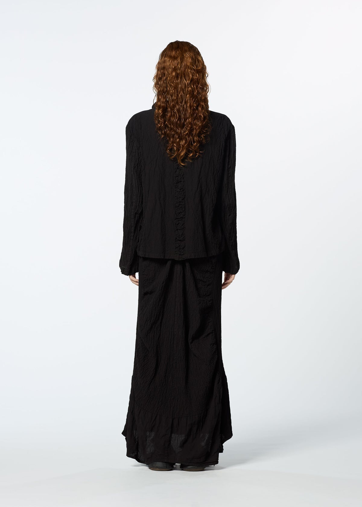A model wears the HAAT TENMOKU COTTON skirt.