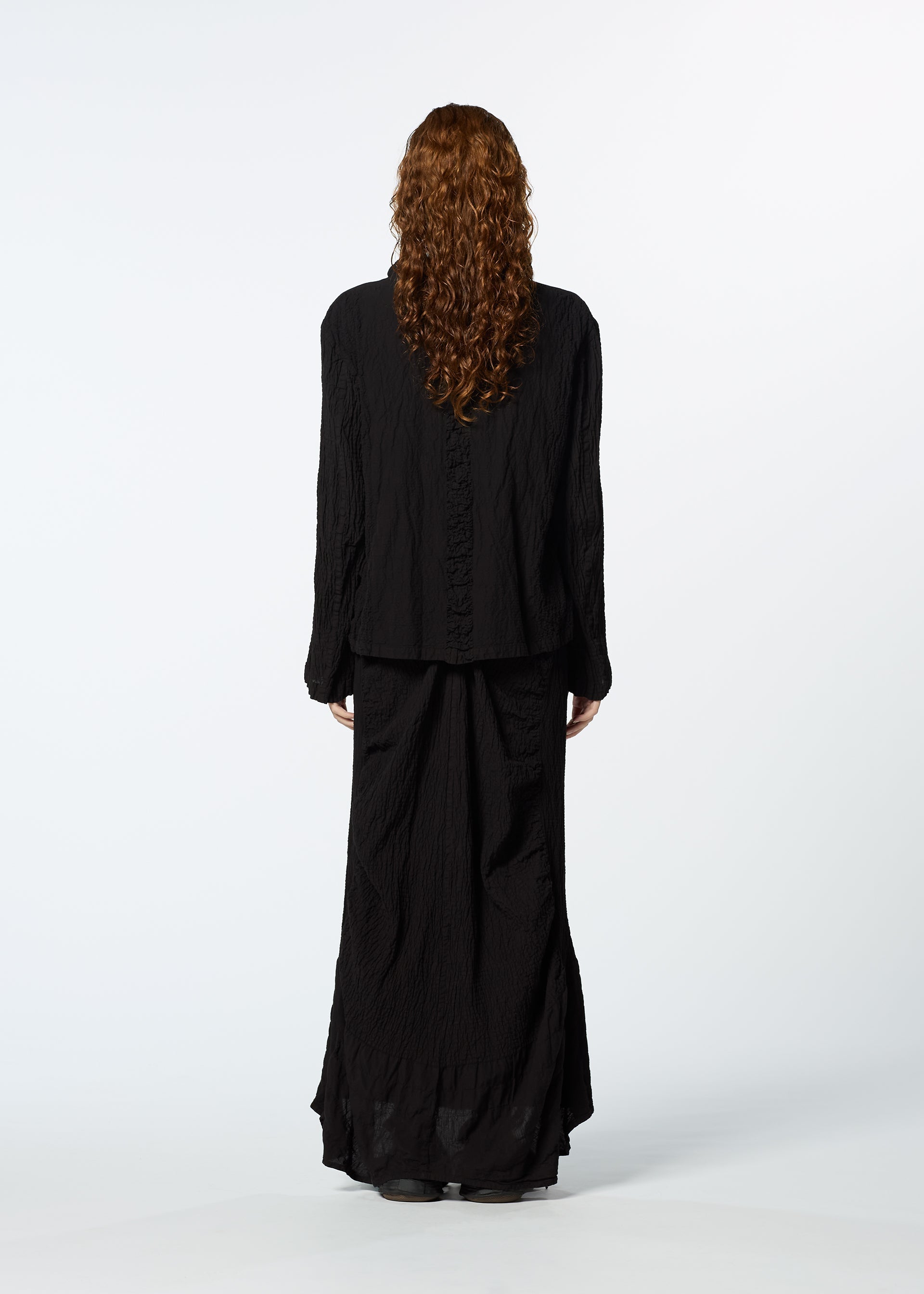 A model wears the HAAT TENMOKU COTTON skirt.