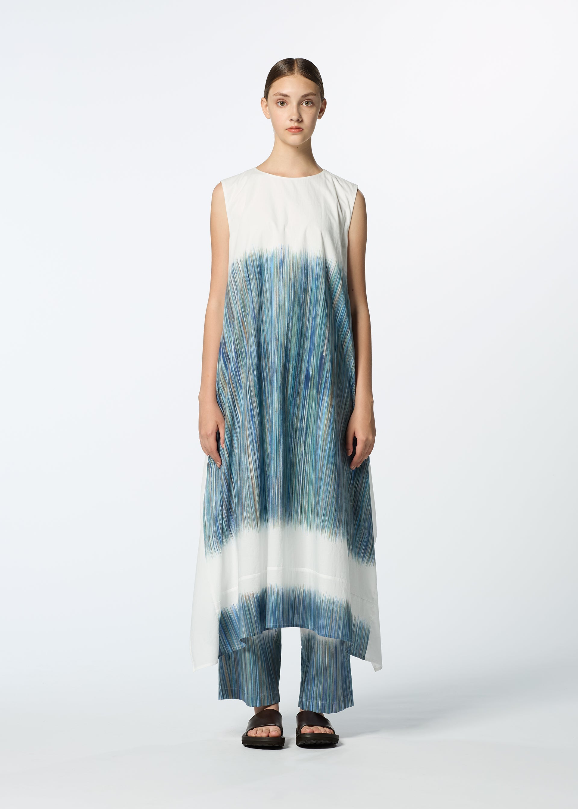 A model wears the HaaT SAZANAMI sazanami-dress-blue.