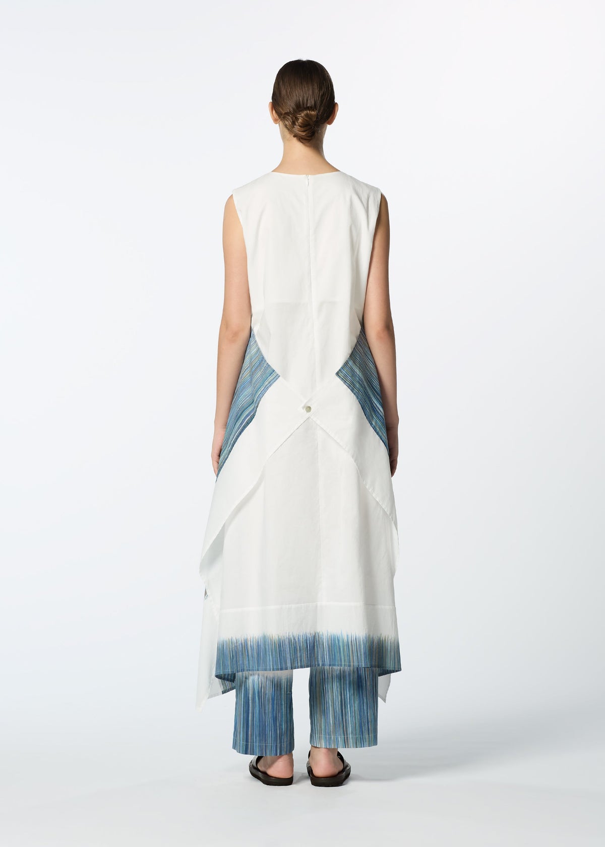 A model wears the HaaT SAZANAMI sazanami-dress-blue.