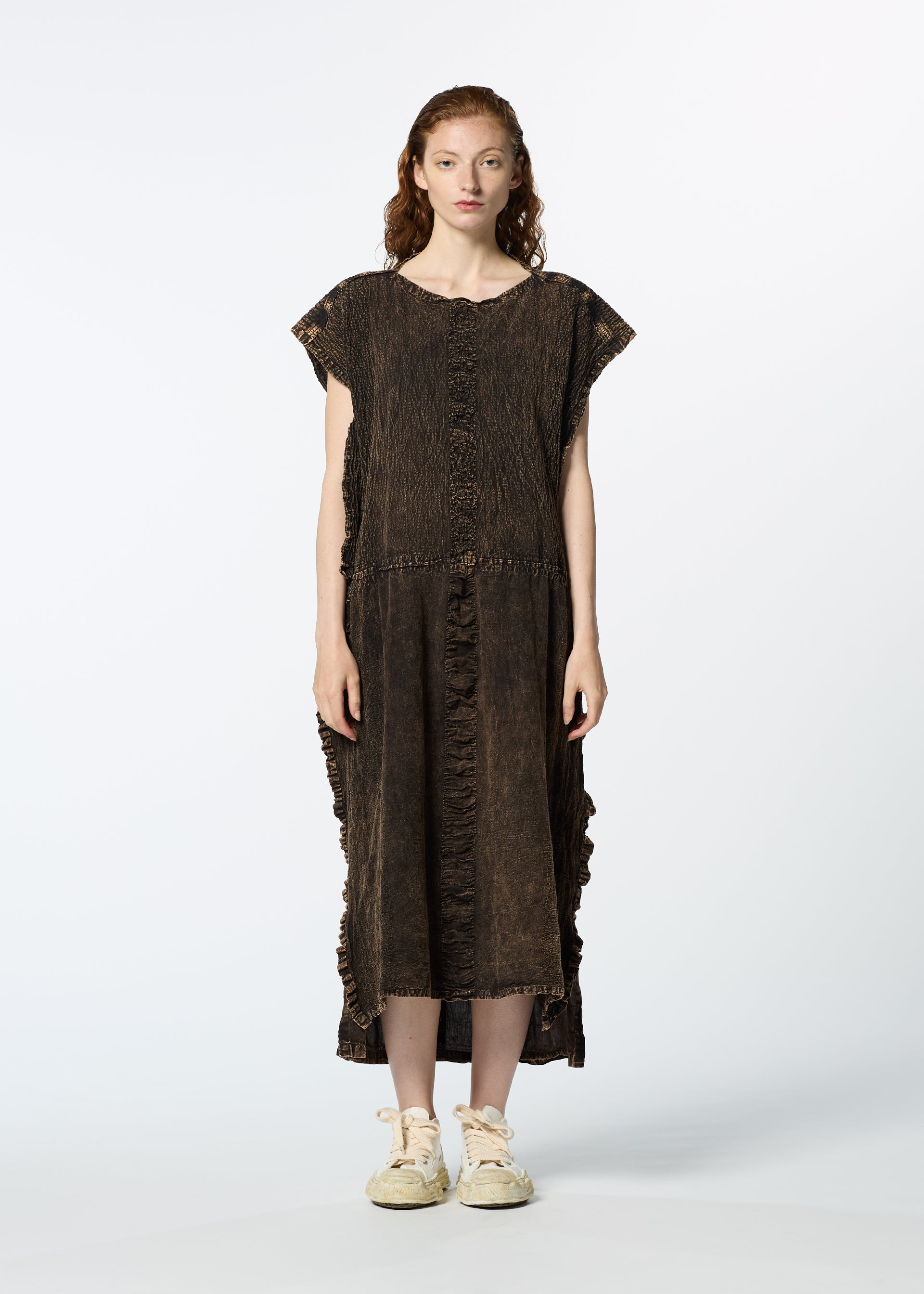 A model wears the HAAT TENMOKU COTTON dress.