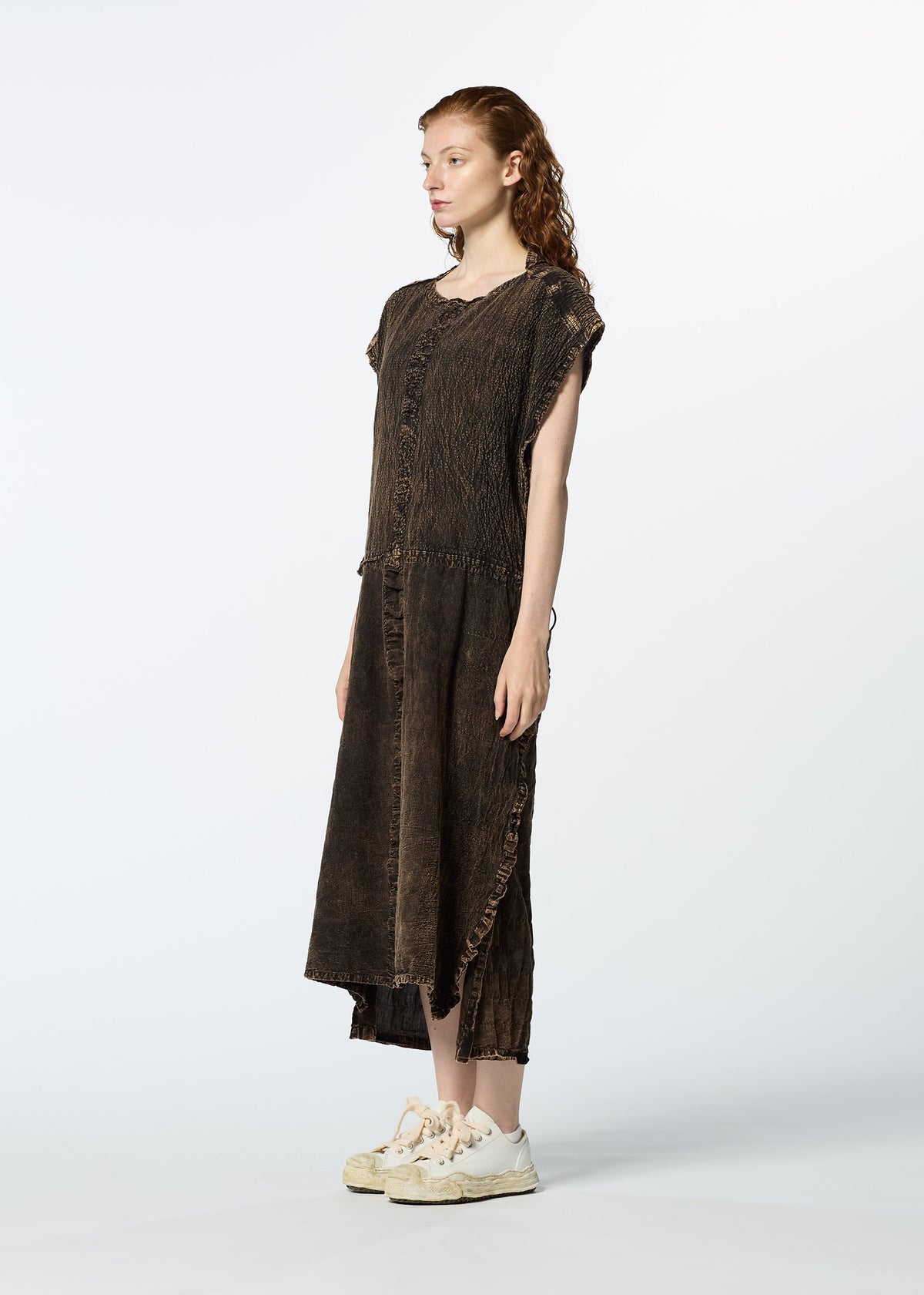 A model wears the HAAT TENMOKU COTTON dress.