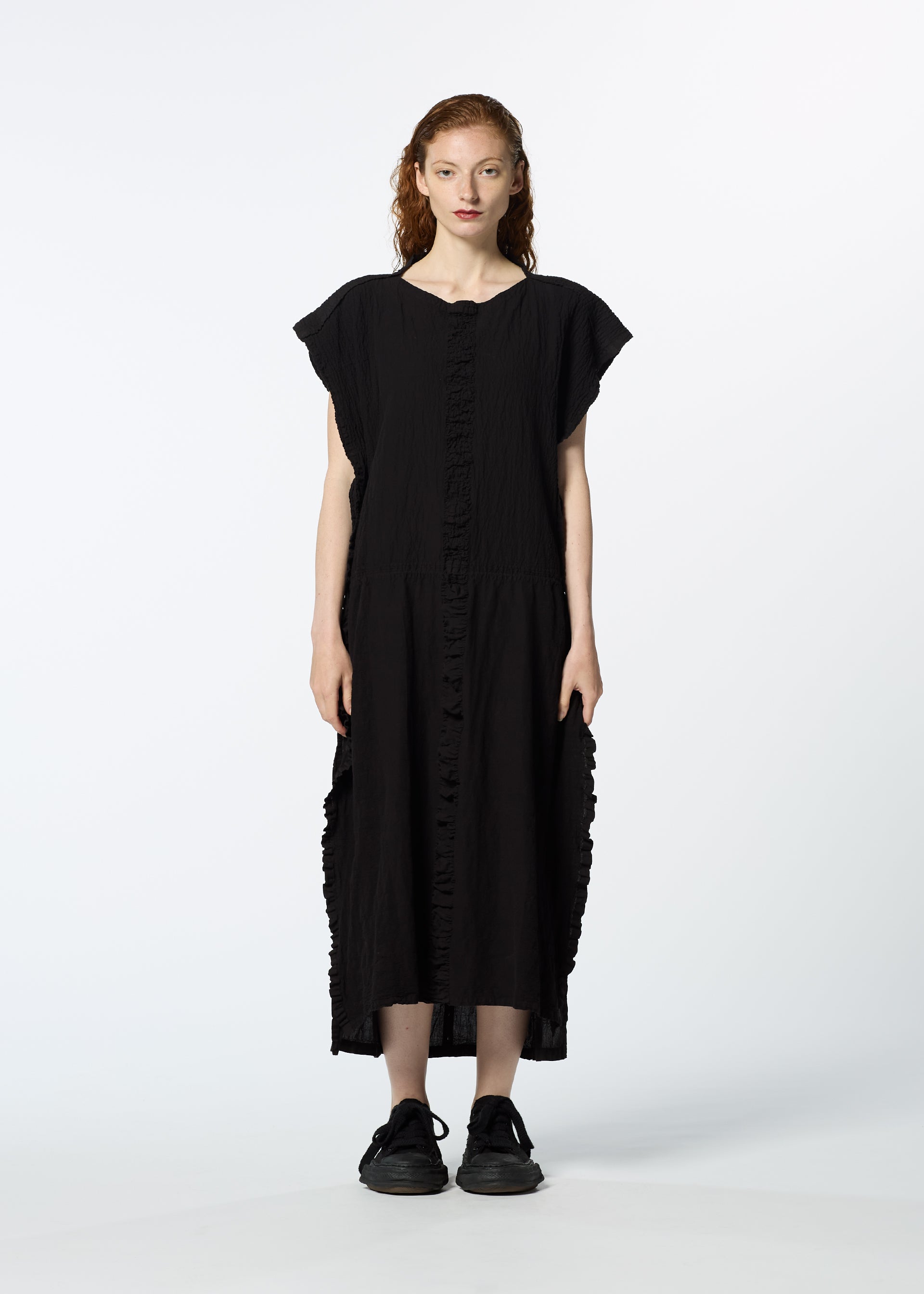 A model wears the HAAT TENMOKU COTTON dress.