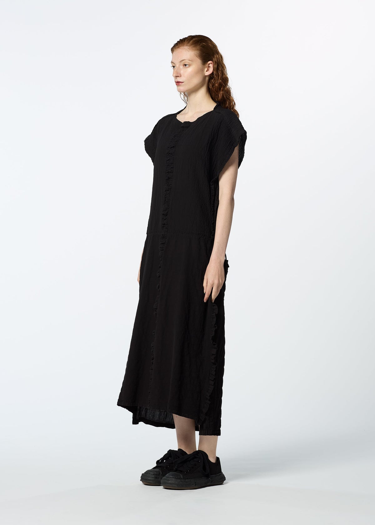 A model wears the HAAT TENMOKU COTTON dress.