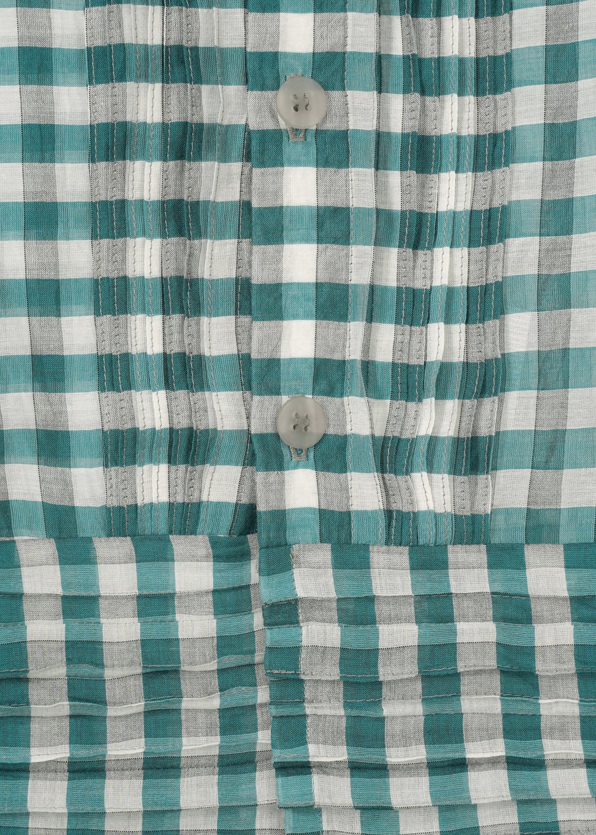 A detail shot of the HAAT 2 SIDE PINTUCKING shirt.