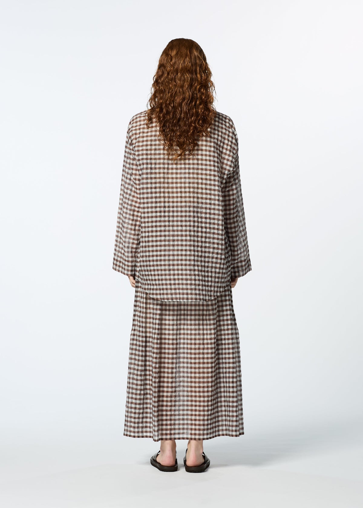 A model wears the HAAT 2 SIDE PINTUCKING shirt.