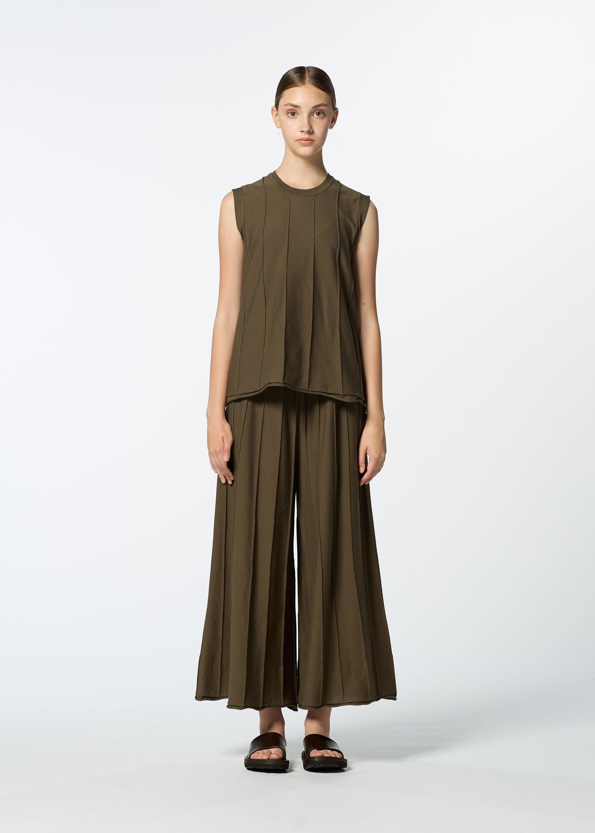 A model wears the HAAT RADIAL LINE KNIT trousers.