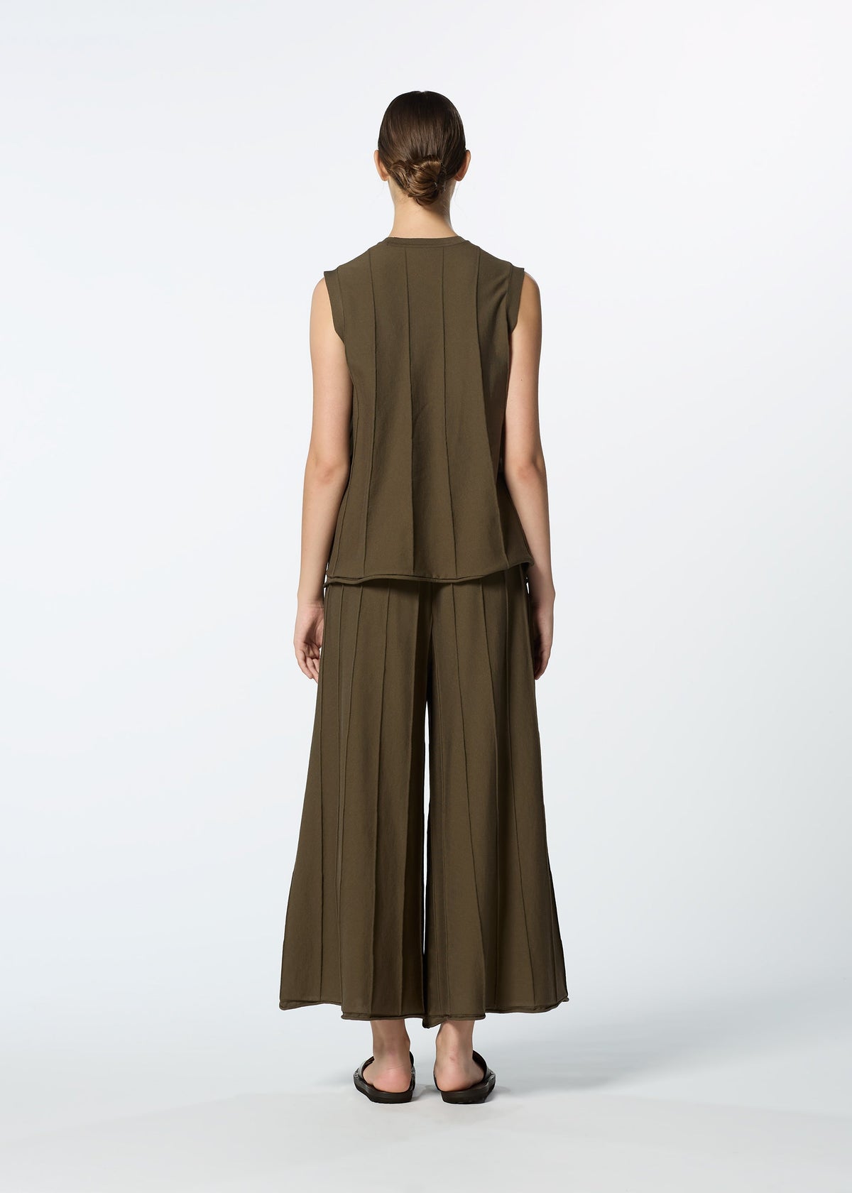 A model wears the HAAT RADIAL LINE KNIT trousers.