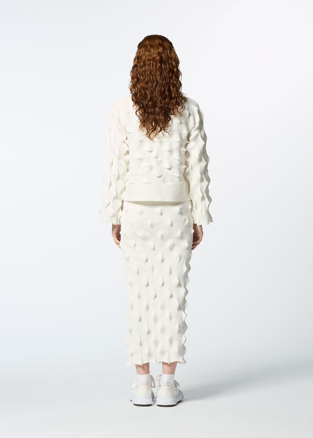 A model wears the HAAT ZIG ZAG KNIT skirt.