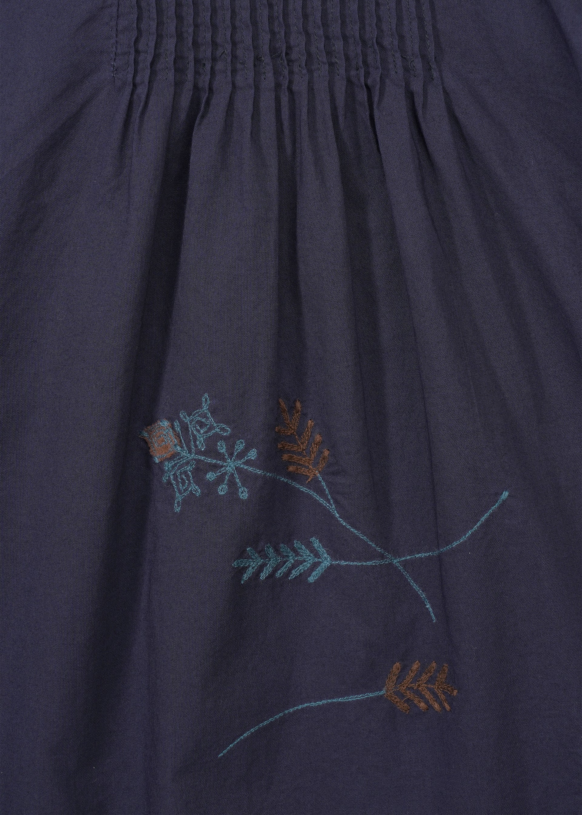 A detail shot of the HAAT DAMI LEAVES trousers.