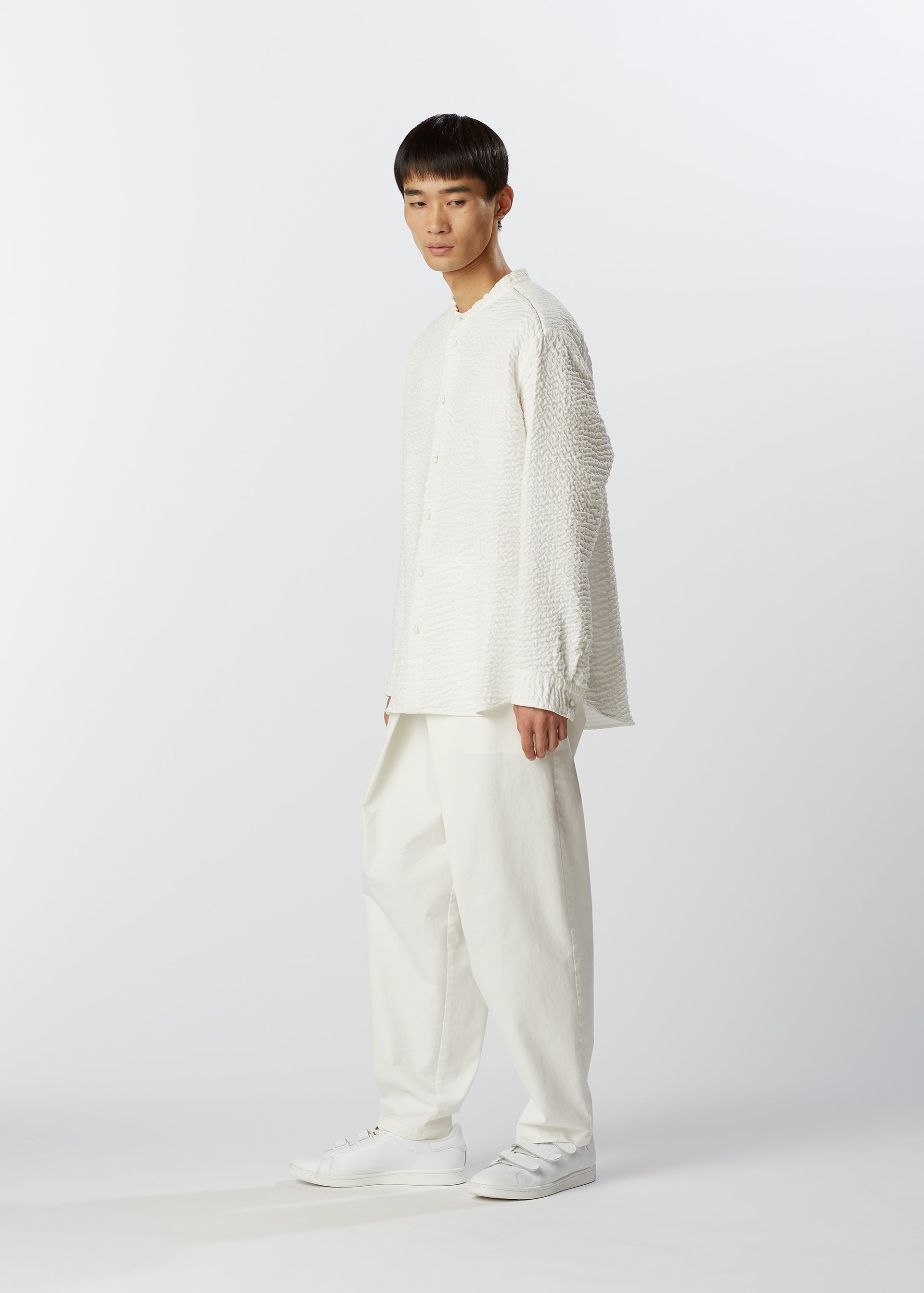 A model wears the HAAT 3 MUL MACHINE KABIRA '26SS clothing.