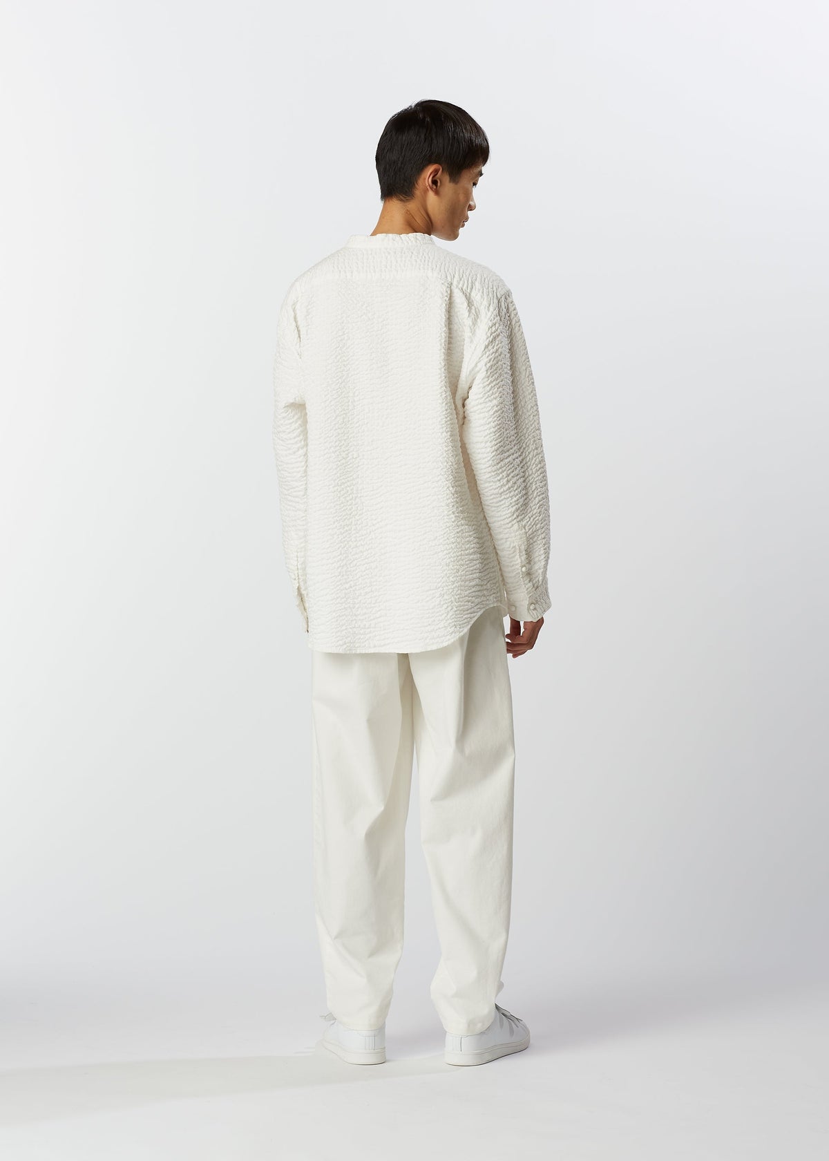 A model wears the HAAT 3 MUL MACHINE KABIRA '26SS clothing.