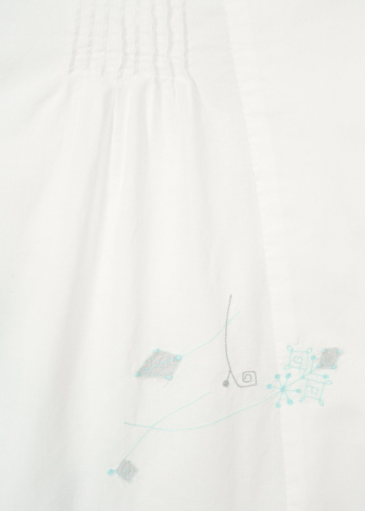 A detail shot of the HAAT DAMI LEAVES shirt.