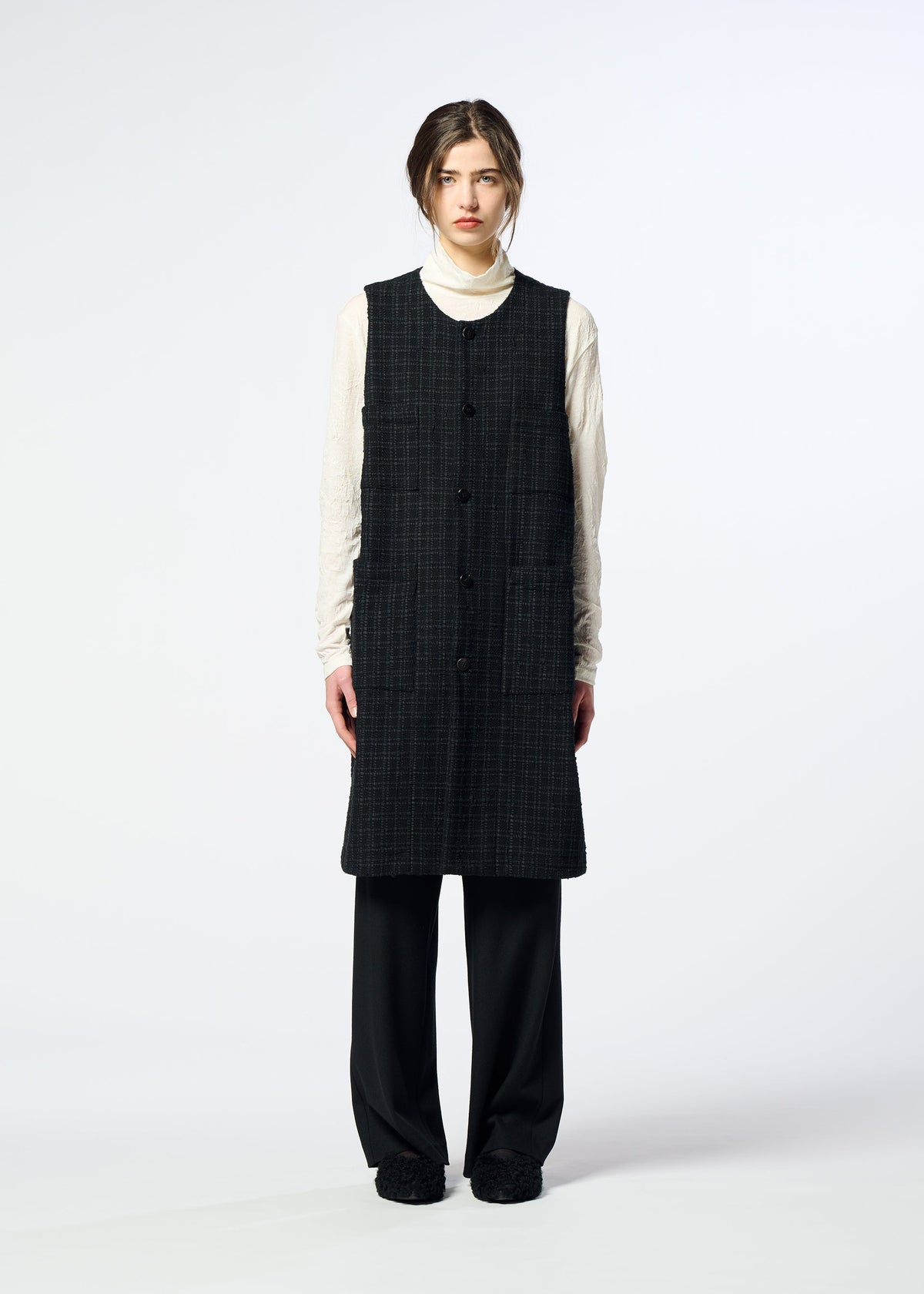 A model wears the HaaT SAKIORI sakiori-long-vest-black.