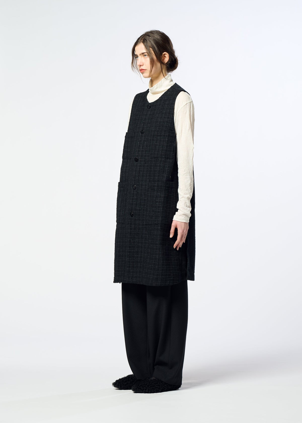A model wears the HaaT SAKIORI sakiori-long-vest-black.