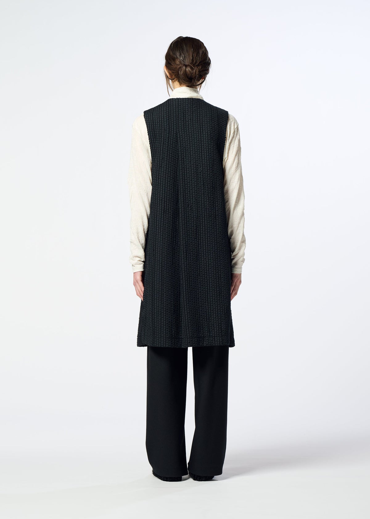 A model wears the HaaT SAKIORI sakiori-long-vest-black.
