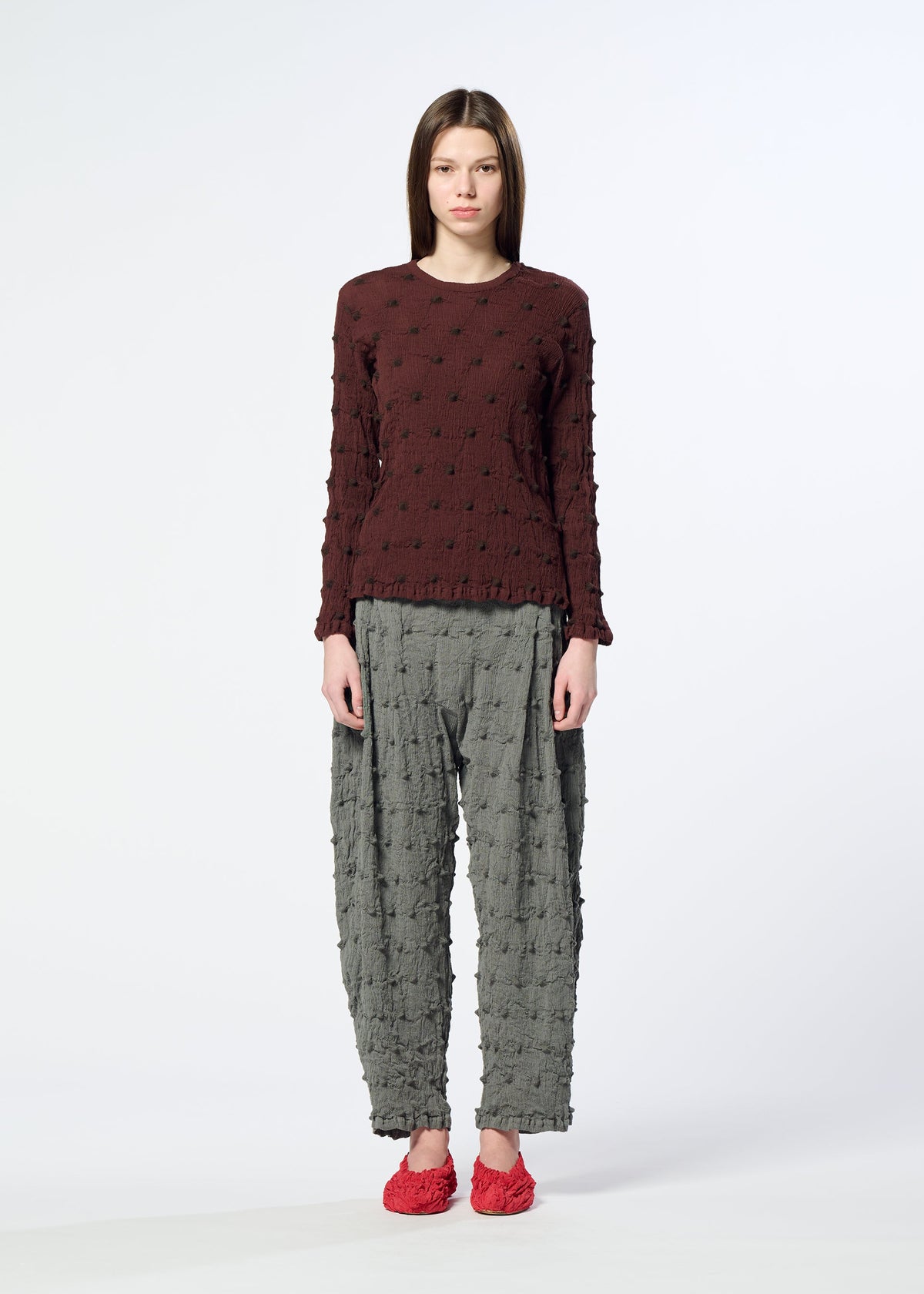 A model wears the HaaT KYO CHIJIMI SQUARE EMB kyo-chijimi-square-emb-trousers-middle-grey.