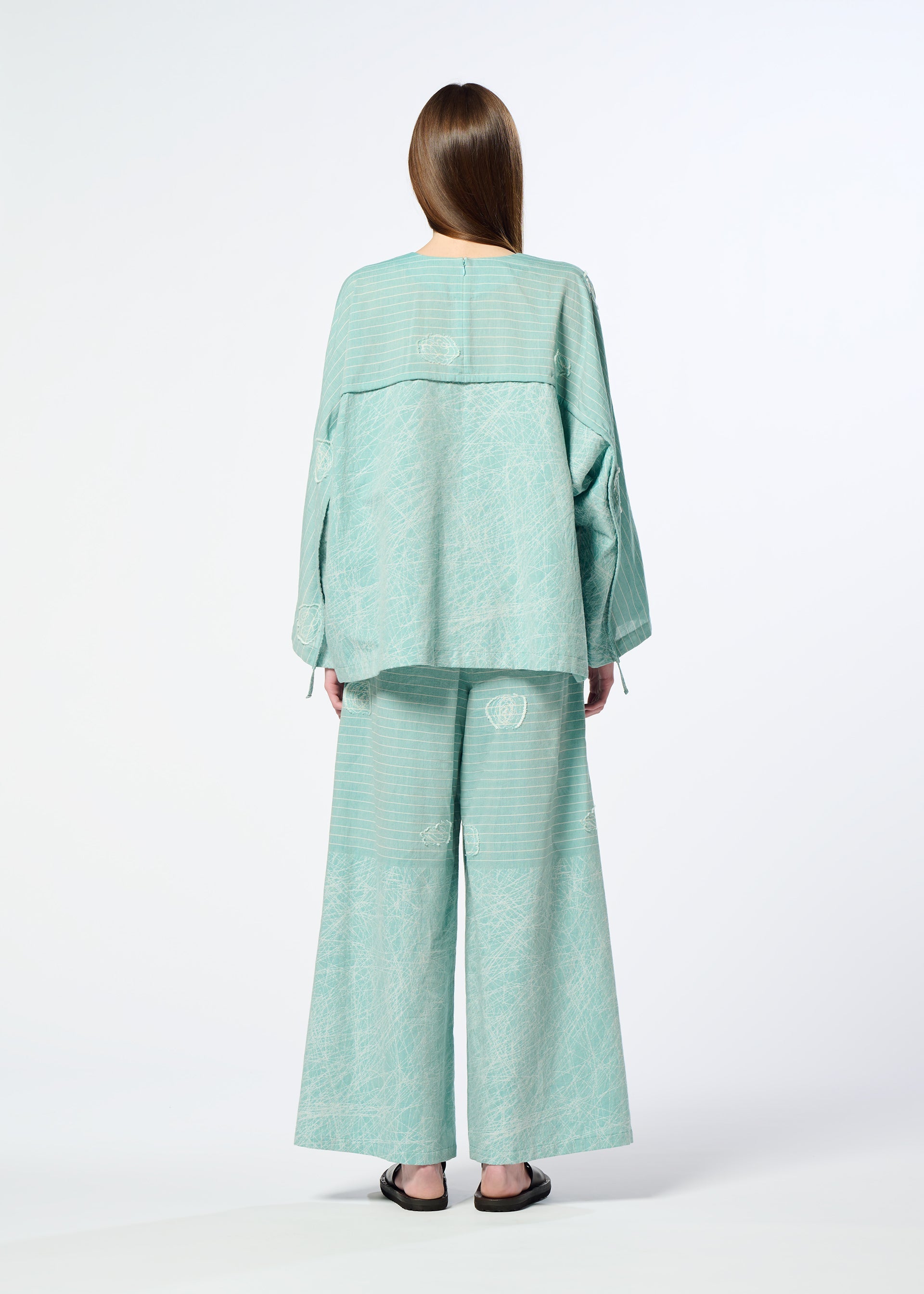 A model wears the HaaT ONE STROKE DRAW trousers.