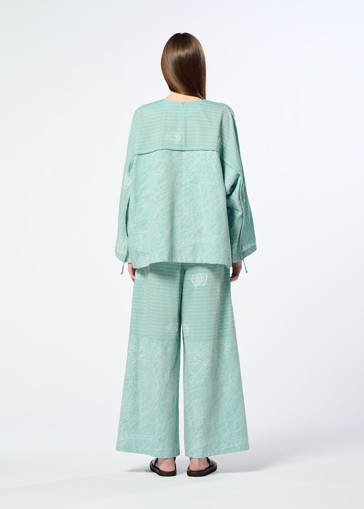 A model wears the HaaT ONE STROKE DRAW trousers.
