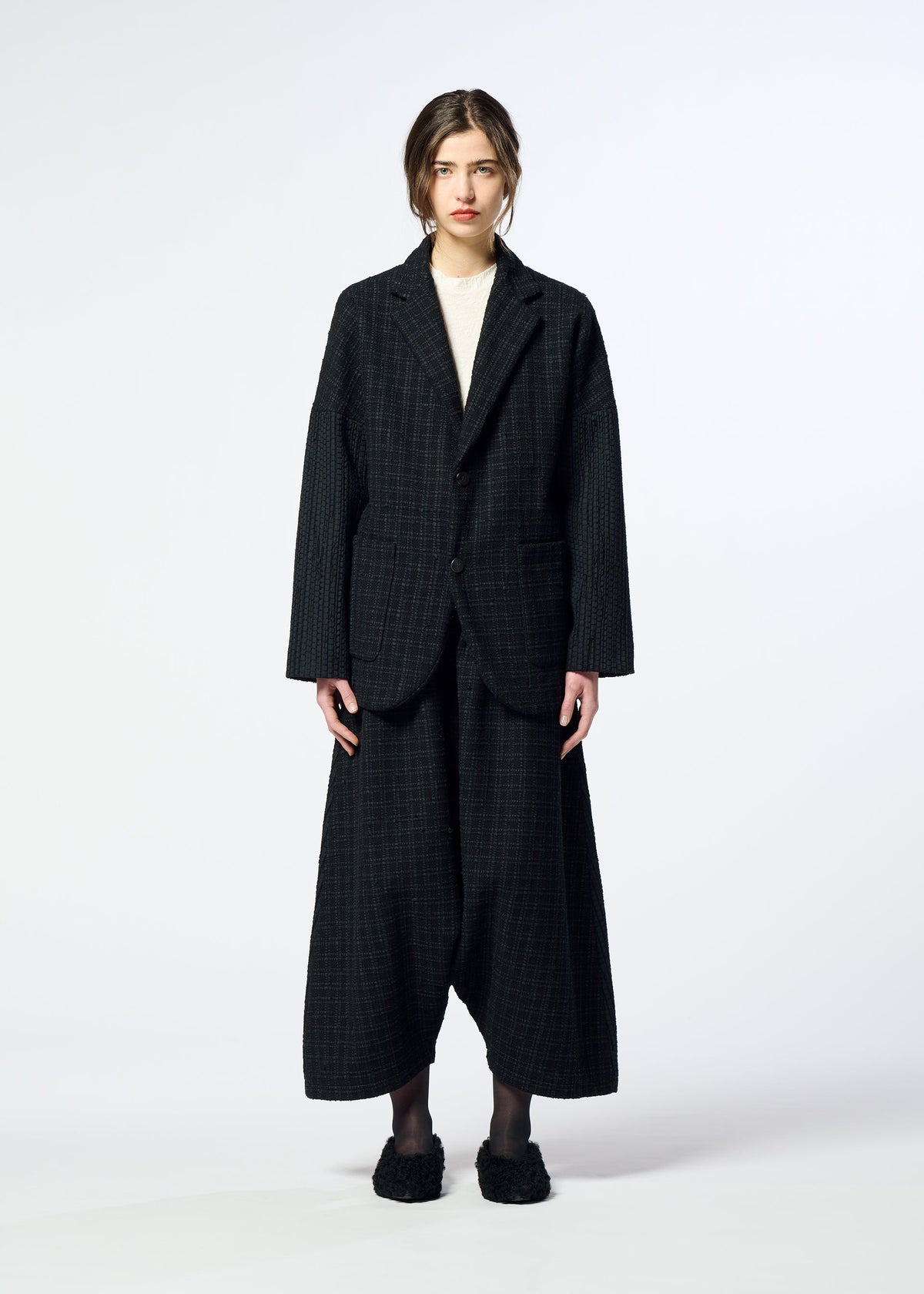 A model wears the HaaT SAKIORI sakiori-trousers-black.