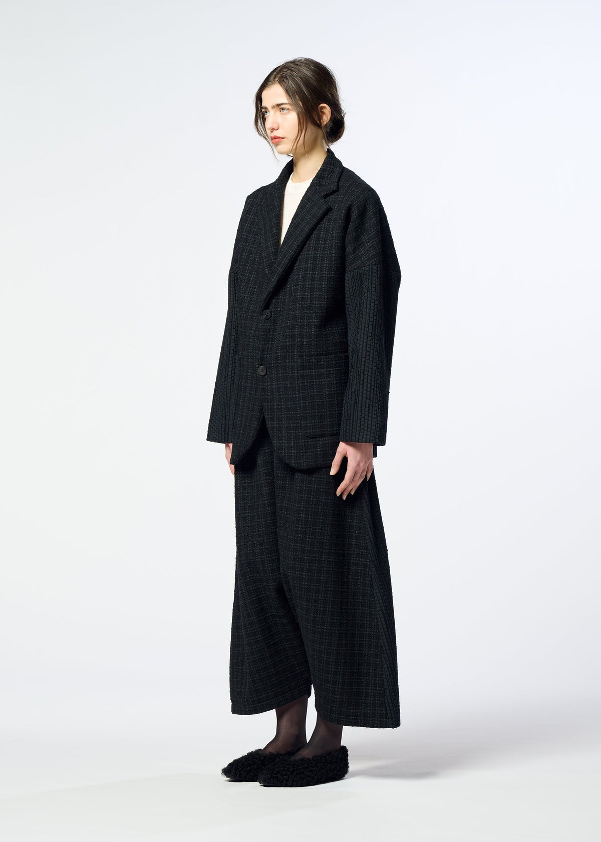 A model wears the HaaT SAKIORI sakiori-trousers-black.