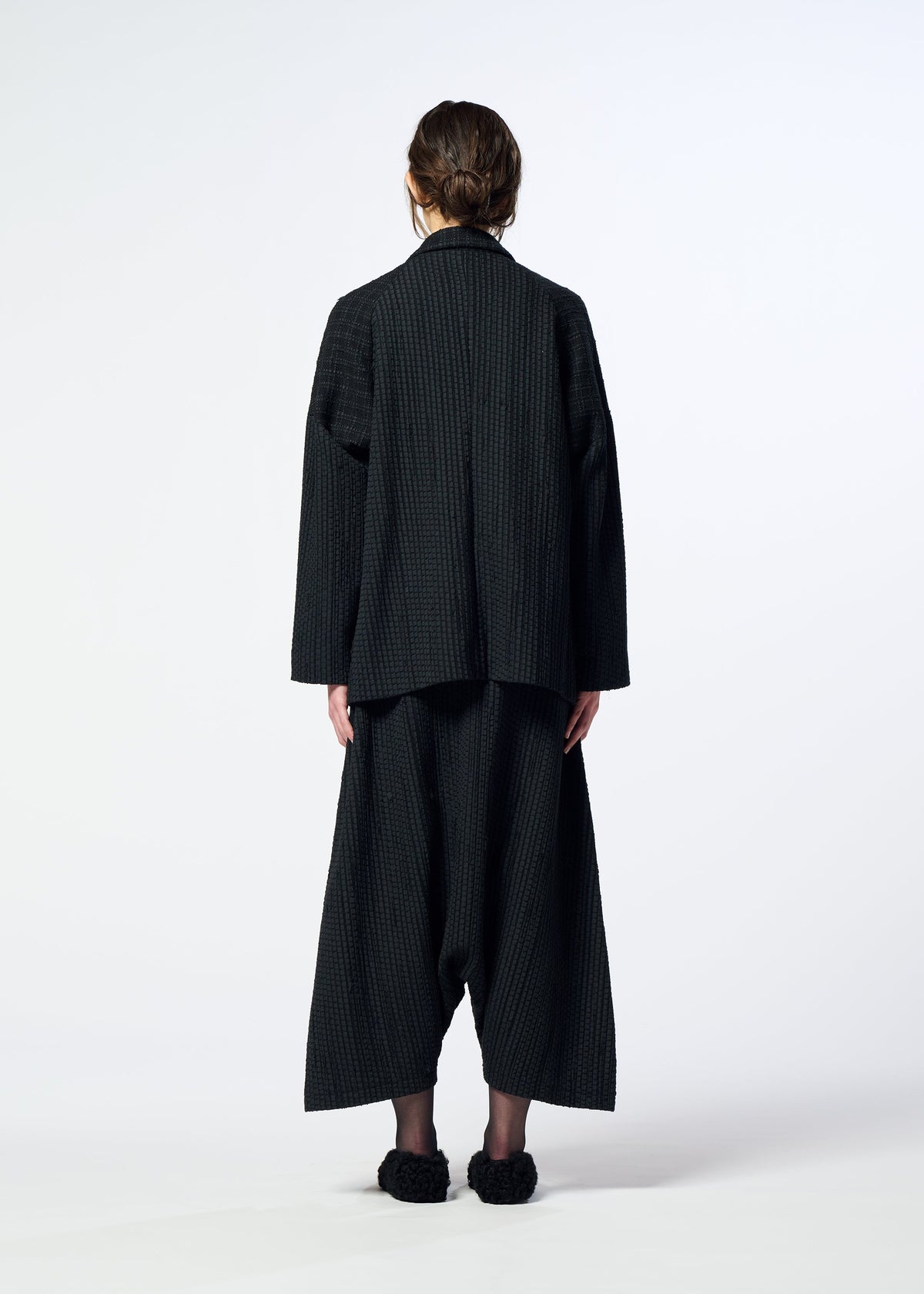 A model wears the HaaT SAKIORI sakiori-trousers-black.